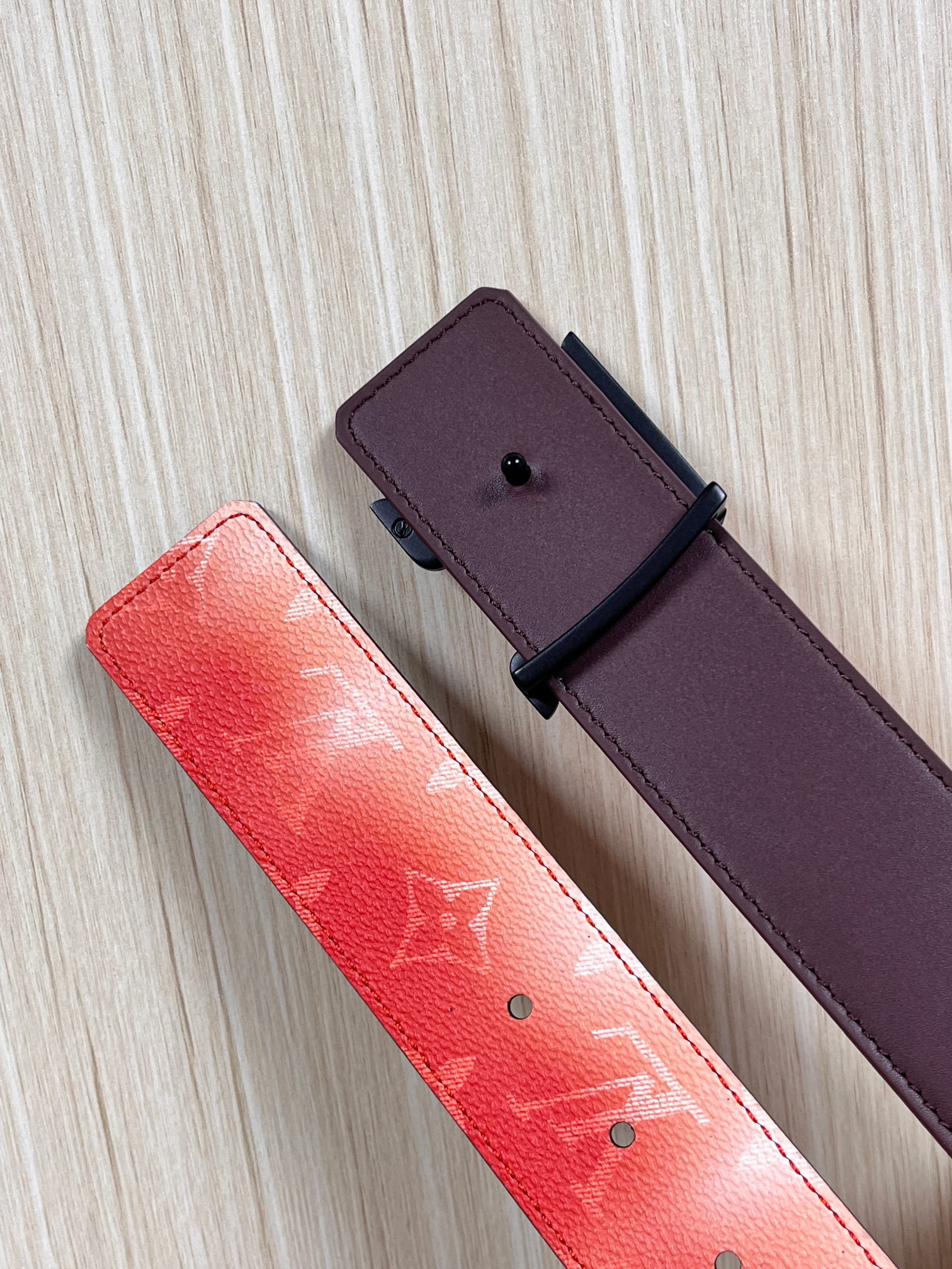 当季新款，双面设计，一腰带两风格- 正面：采用标志性Monogram老花图案，搭配棕褐渐变褪色笔触，灵感