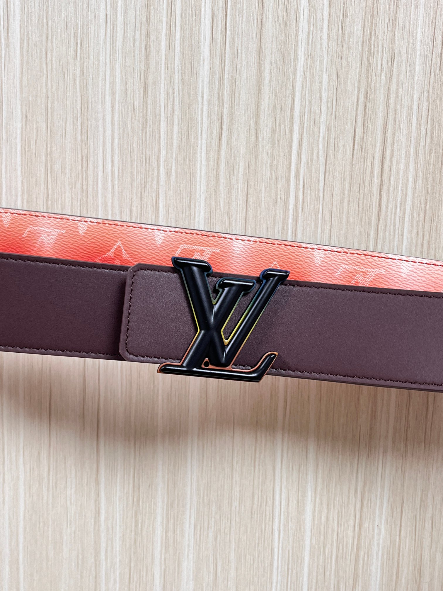 当季新款，双面设计，一腰带两风格- 正面：采用标志性Monogram老花图案，搭配棕褐渐变褪色笔触，灵感