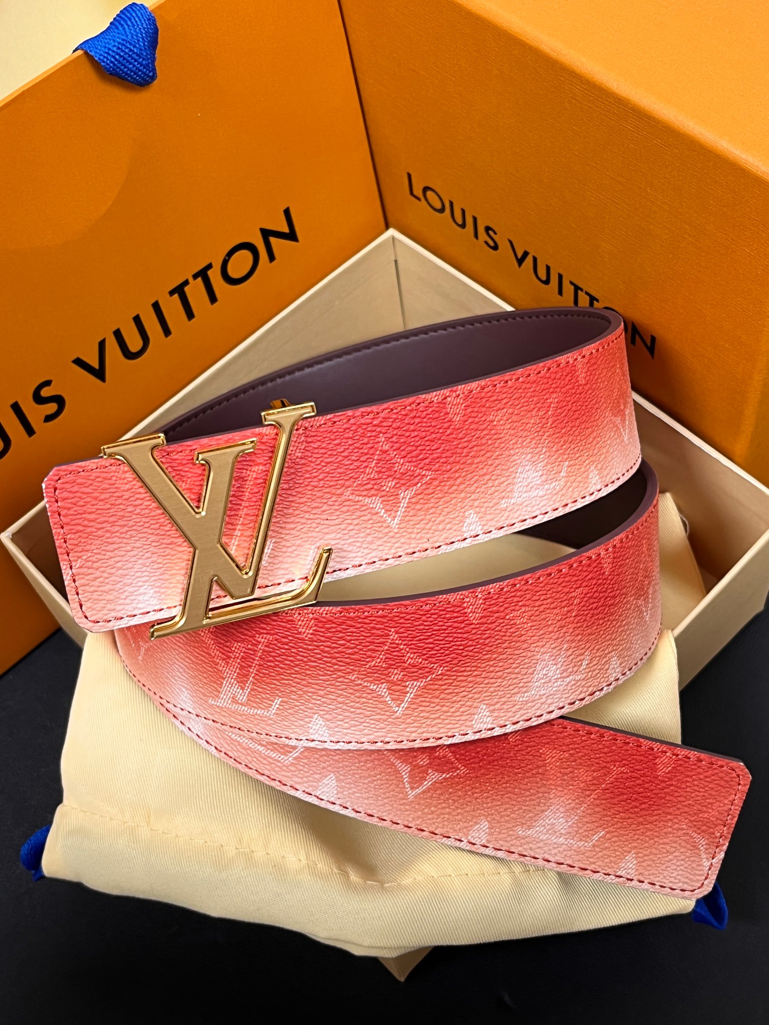 当季新款，双面设计，一腰带两风格- 正面：采用标志性Monogram老花图案，搭配棕褐渐变褪色笔触，灵感