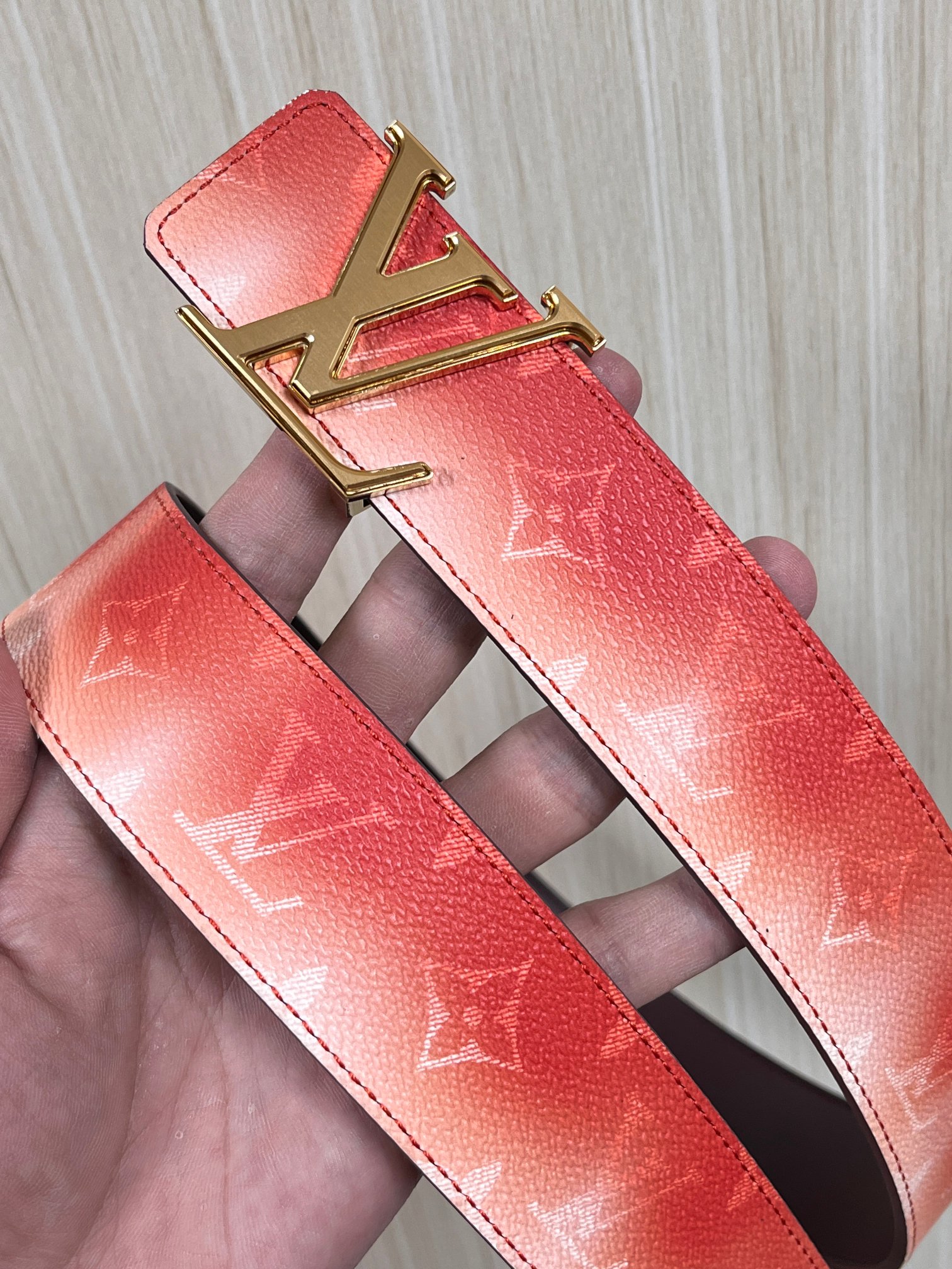 当季新款，双面设计，一腰带两风格- 正面：采用标志性Monogram老花图案，搭配棕褐渐变褪色笔触，灵感