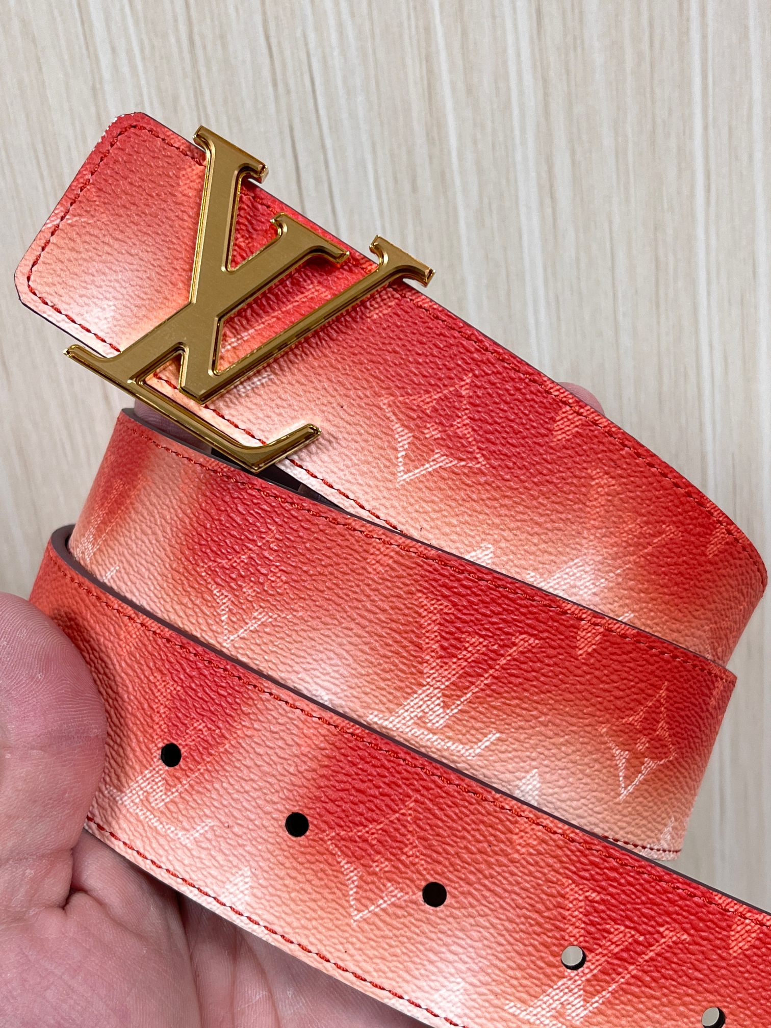 当季新款，双面设计，一腰带两风格- 正面：采用标志性Monogram老花图案，搭配棕褐渐变褪色笔触，灵感