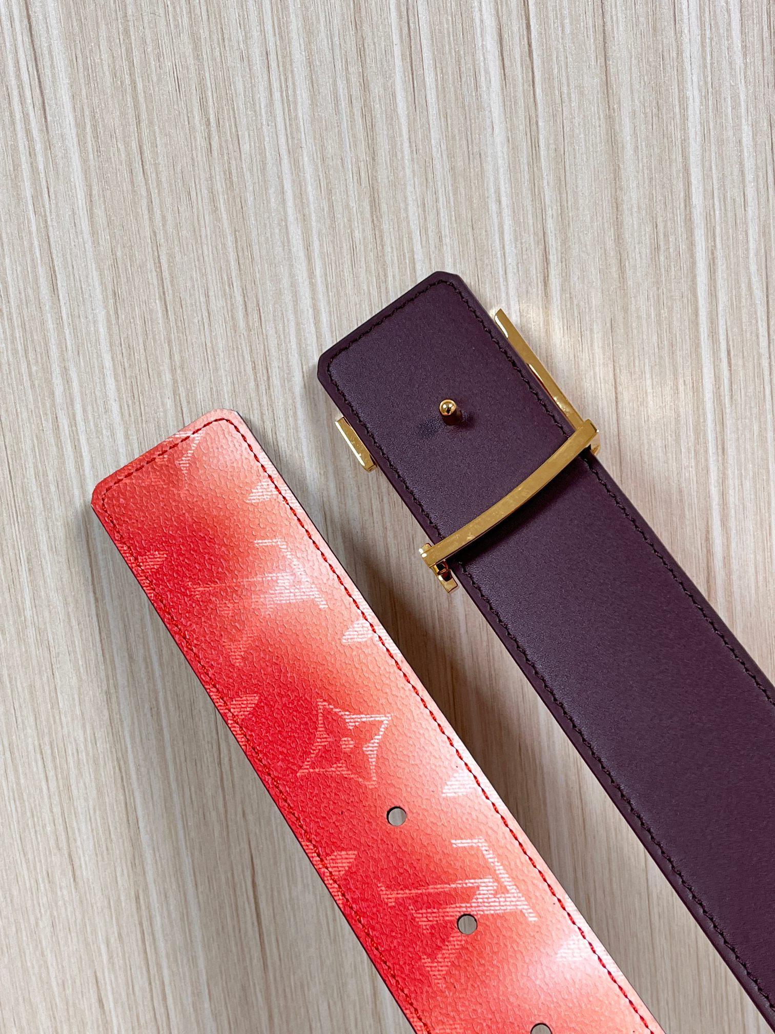 当季新款，双面设计，一腰带两风格- 正面：采用标志性Monogram老花图案，搭配棕褐渐变褪色笔触，灵感