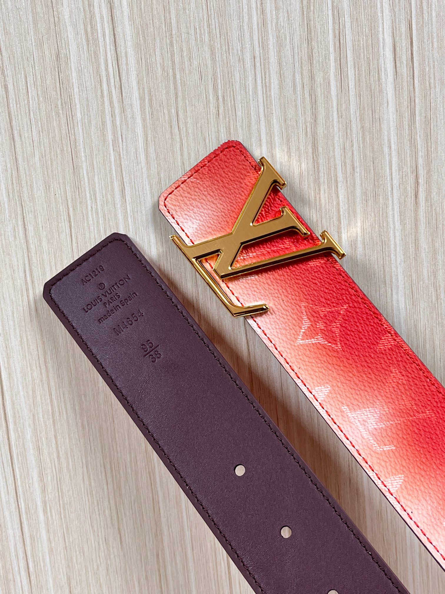 当季新款，双面设计，一腰带两风格- 正面：采用标志性Monogram老花图案，搭配棕褐渐变褪色笔触，灵感