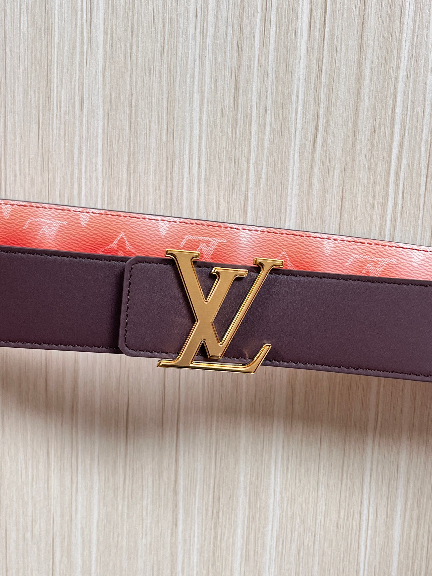 当季新款，双面设计，一腰带两风格- 正面：采用标志性Monogram老花图案，搭配棕褐渐变褪色笔触，灵感