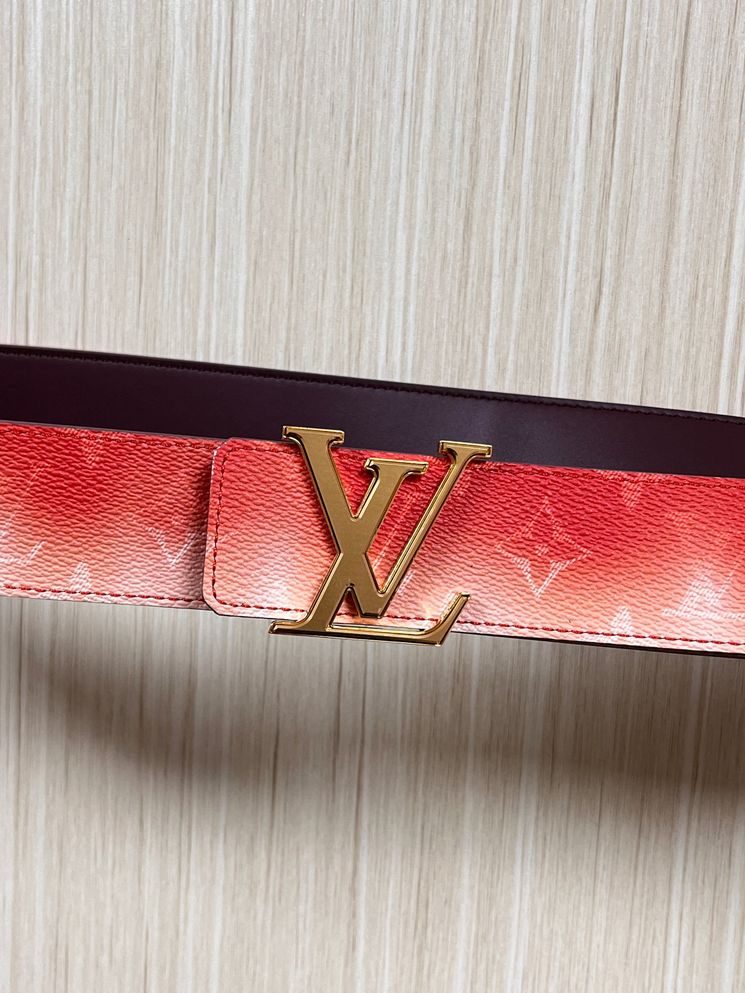 当季新款，双面设计，一腰带两风格- 正面：采用标志性Monogram老花图案，搭配棕褐渐变褪色笔触，灵感