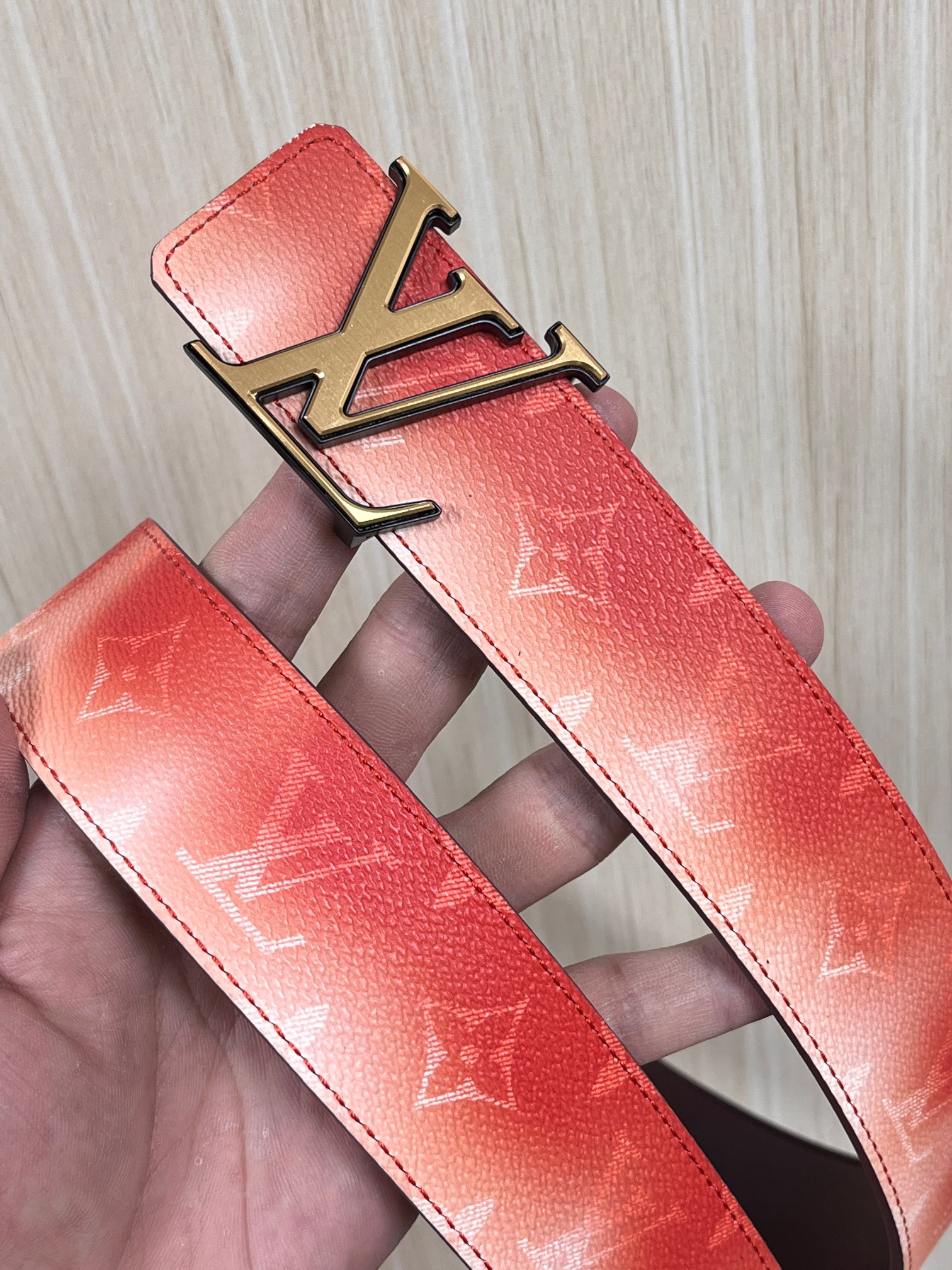 当季新款，双面设计，一腰带两风格- 正面：采用标志性Monogram老花图案，搭配棕褐渐变褪色笔触，灵感