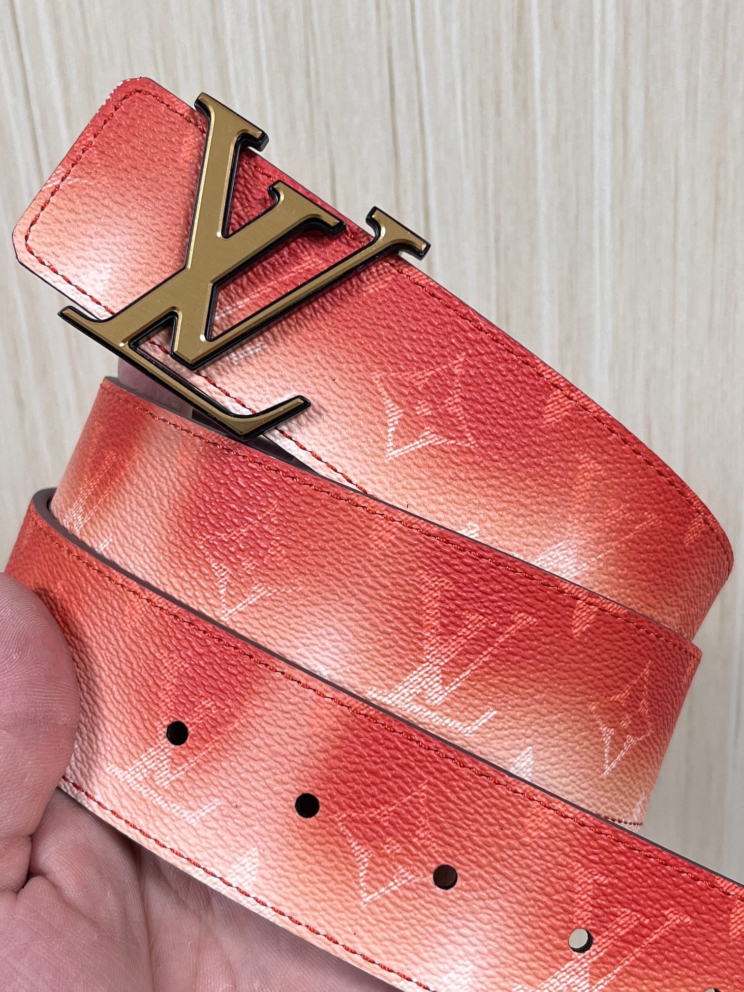 当季新款，双面设计，一腰带两风格- 正面：采用标志性Monogram老花图案，搭配棕褐渐变褪色笔触，灵感