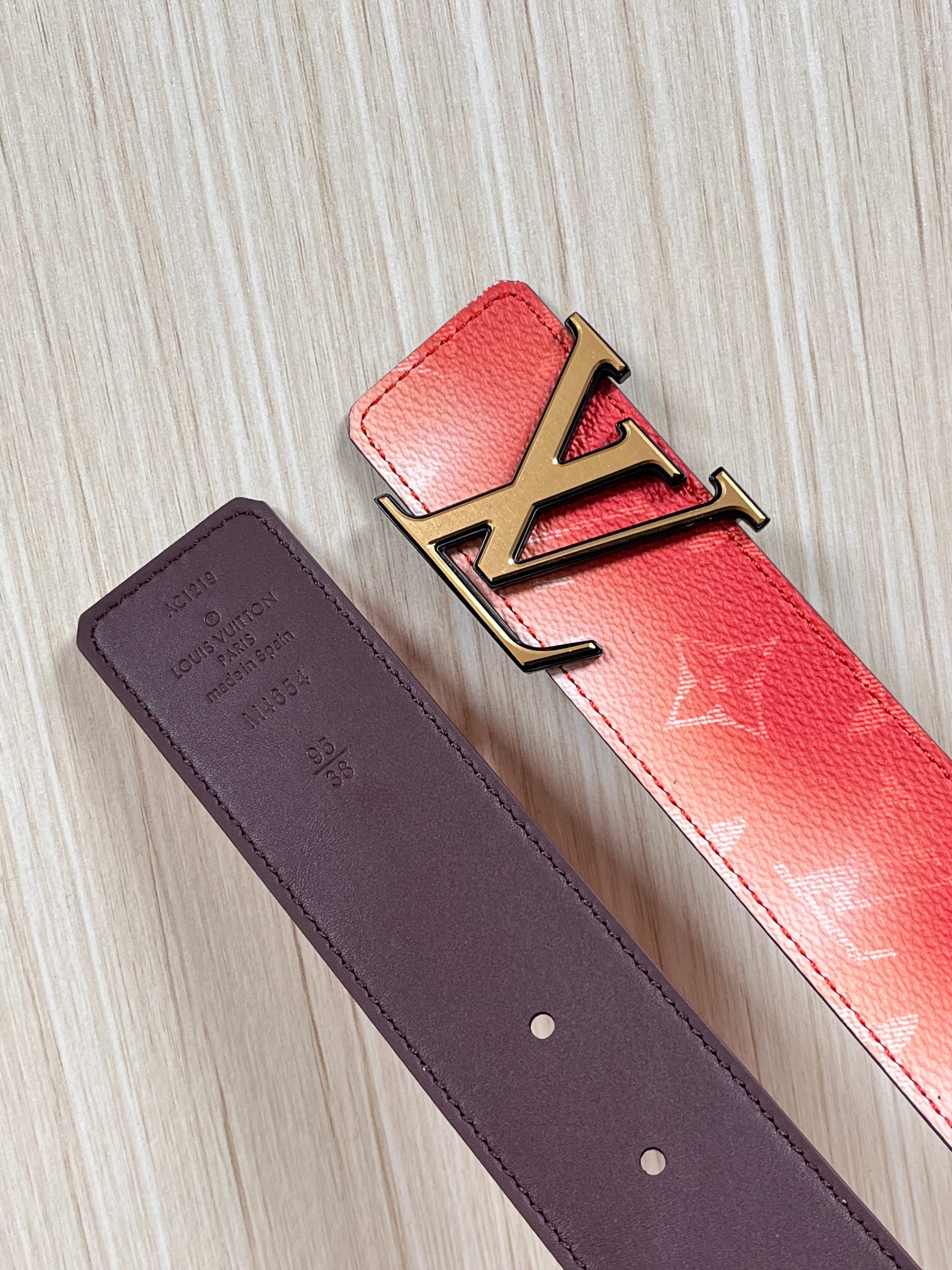 当季新款，双面设计，一腰带两风格- 正面：采用标志性Monogram老花图案，搭配棕褐渐变褪色笔触，灵感