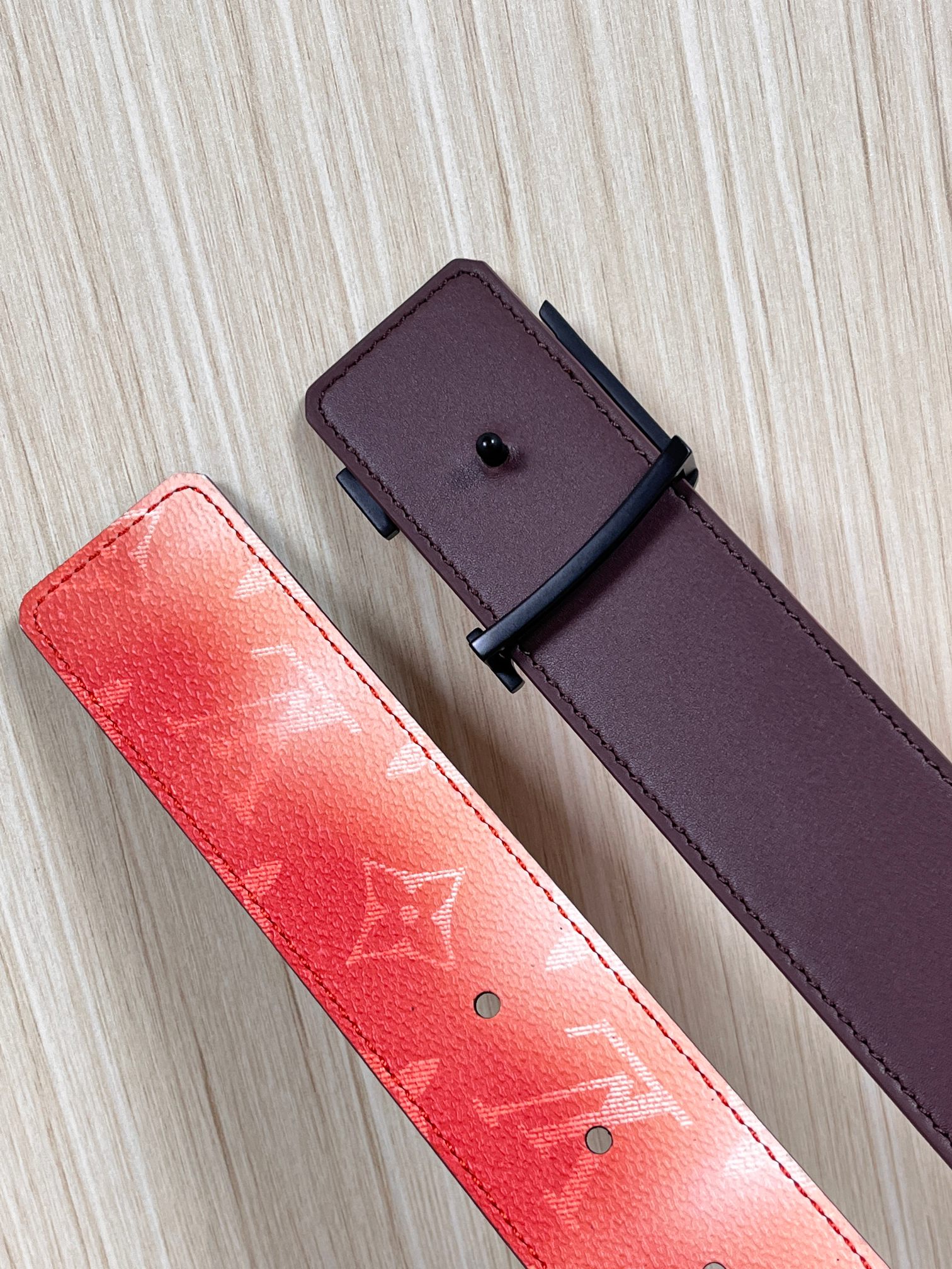 当季新款，双面设计，一腰带两风格- 正面：采用标志性Monogram老花图案，搭配棕褐渐变褪色笔触，灵感