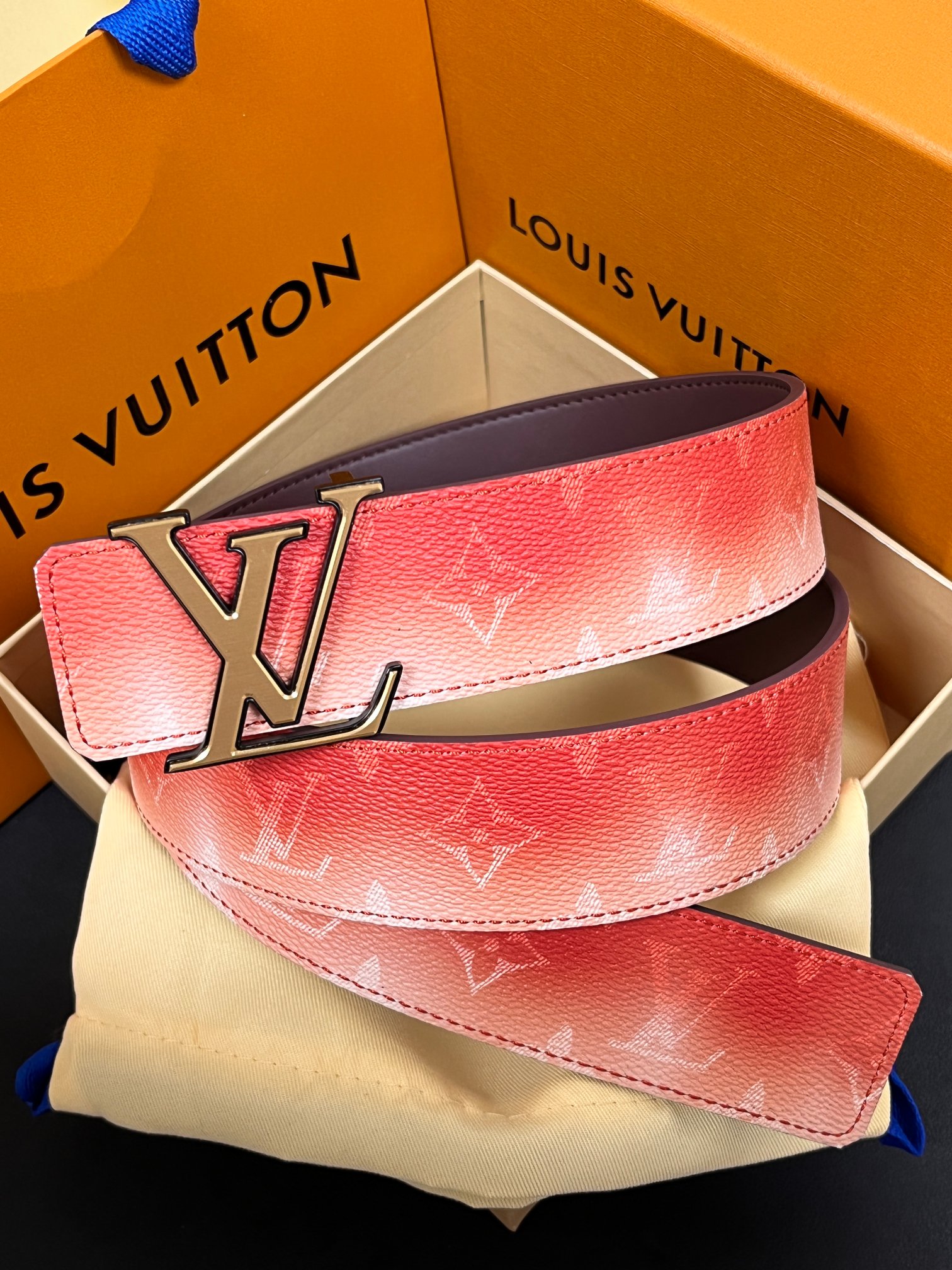 当季新款，双面设计，一腰带两风格- 正面：采用标志性Monogram老花图案，搭配棕褐渐变褪色笔触，灵感