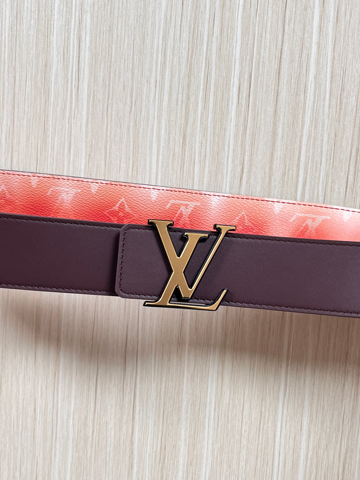 当季新款，双面设计，一腰带两风格- 正面：采用标志性Monogram老花图案，搭配棕褐渐变褪色笔触，灵感