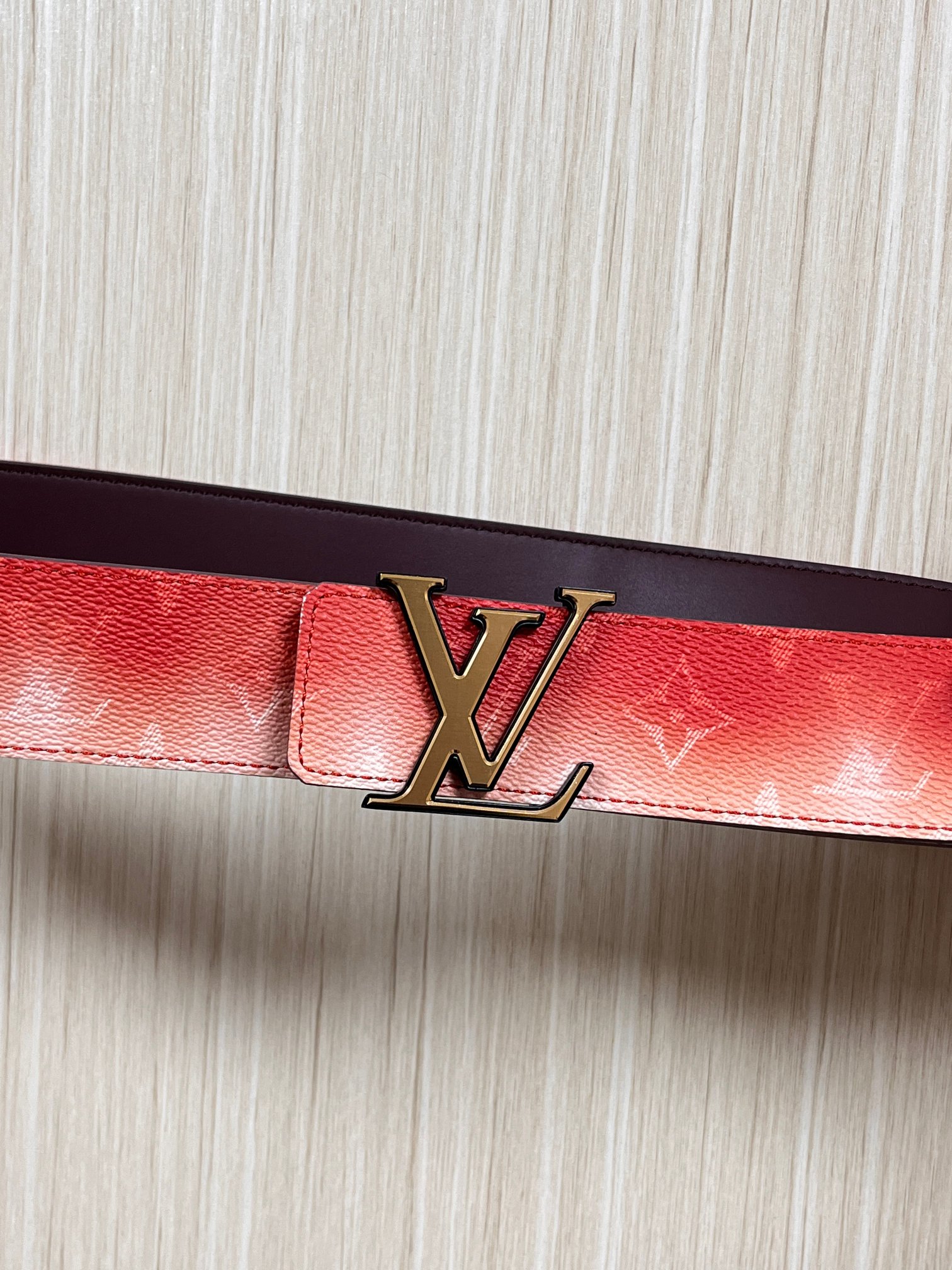 当季新款，双面设计，一腰带两风格- 正面：采用标志性Monogram老花图案，搭配棕褐渐变褪色笔触，灵感