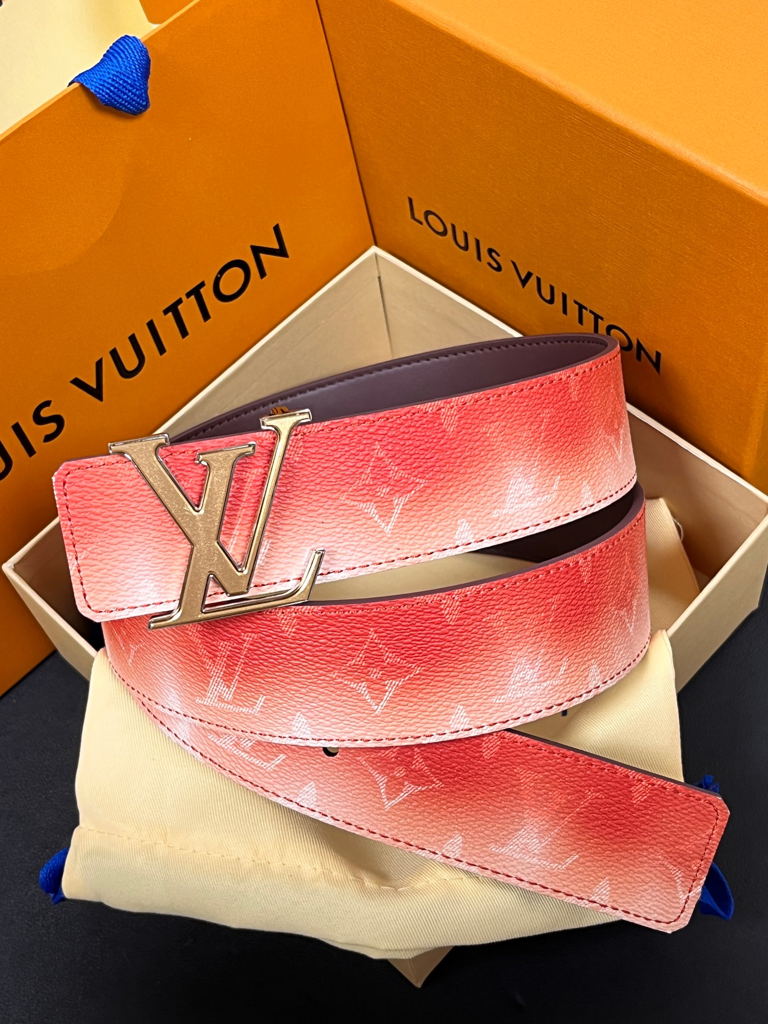 当季新款，双面设计，一腰带两风格- 正面：采用标志性Monogram老花图案，搭配棕褐渐变褪色笔触，灵感