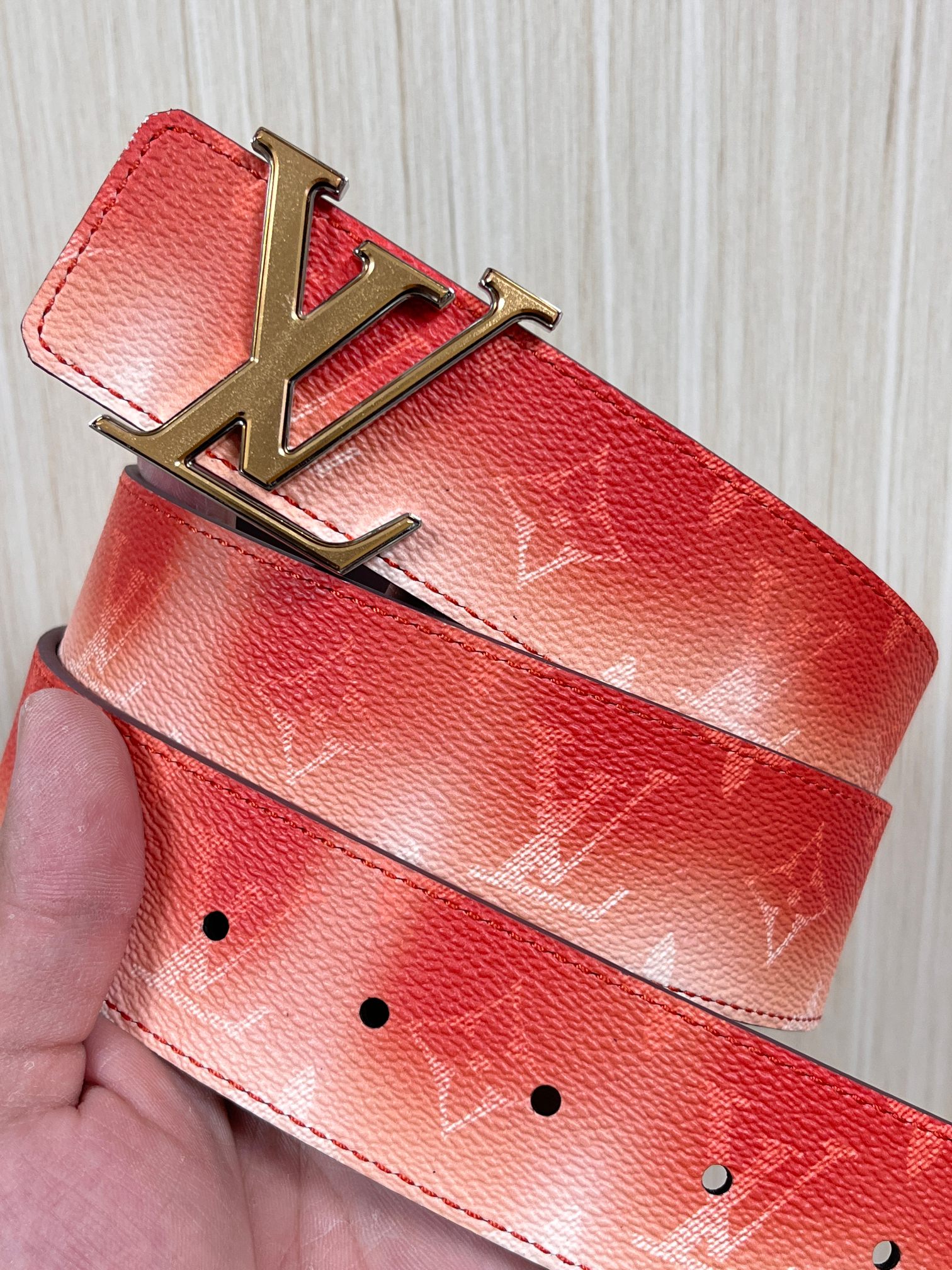 当季新款，双面设计，一腰带两风格- 正面：采用标志性Monogram老花图案，搭配棕褐渐变褪色笔触，灵感