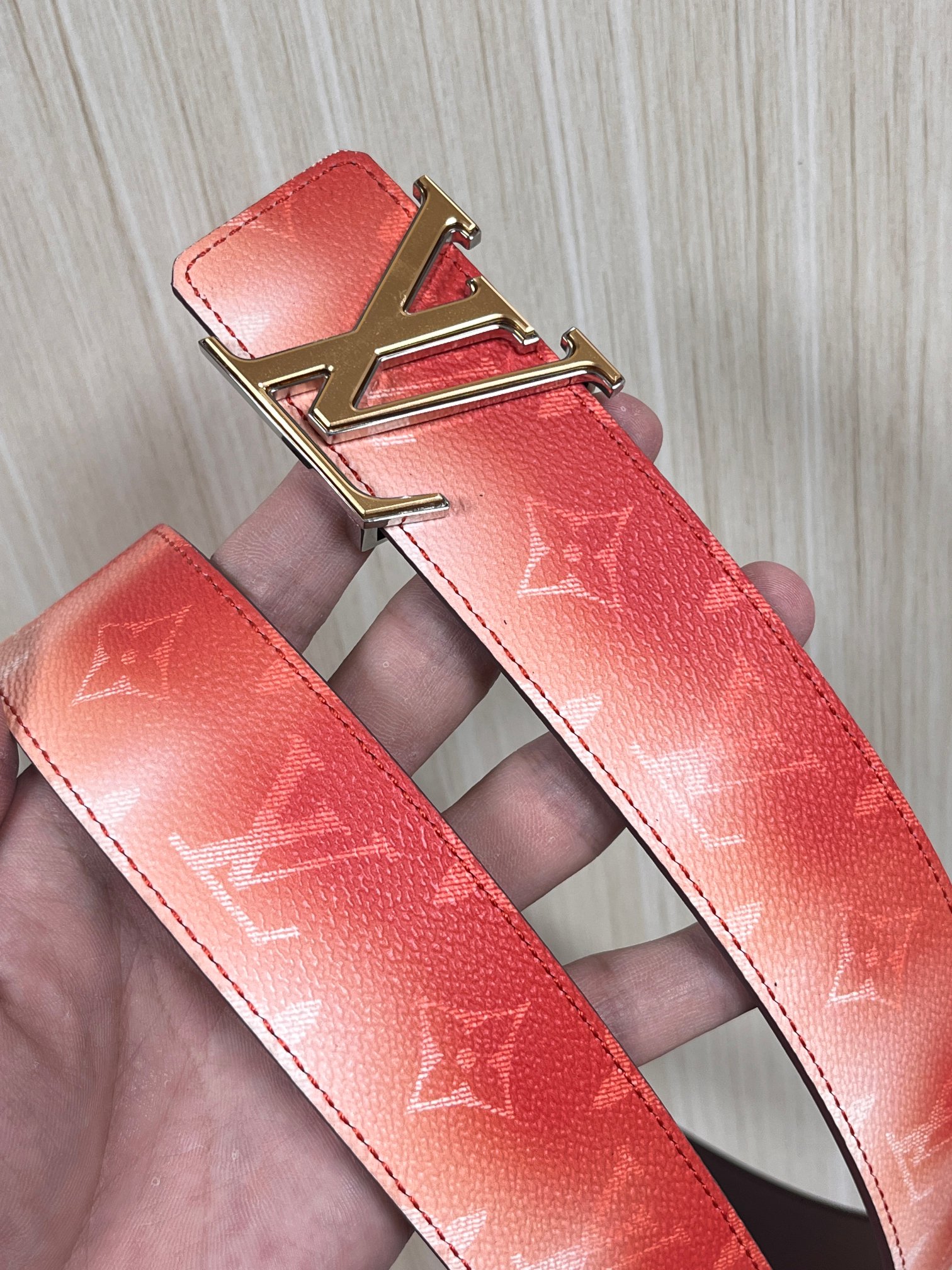 当季新款，双面设计，一腰带两风格- 正面：采用标志性Monogram老花图案，搭配棕褐渐变褪色笔触，灵感