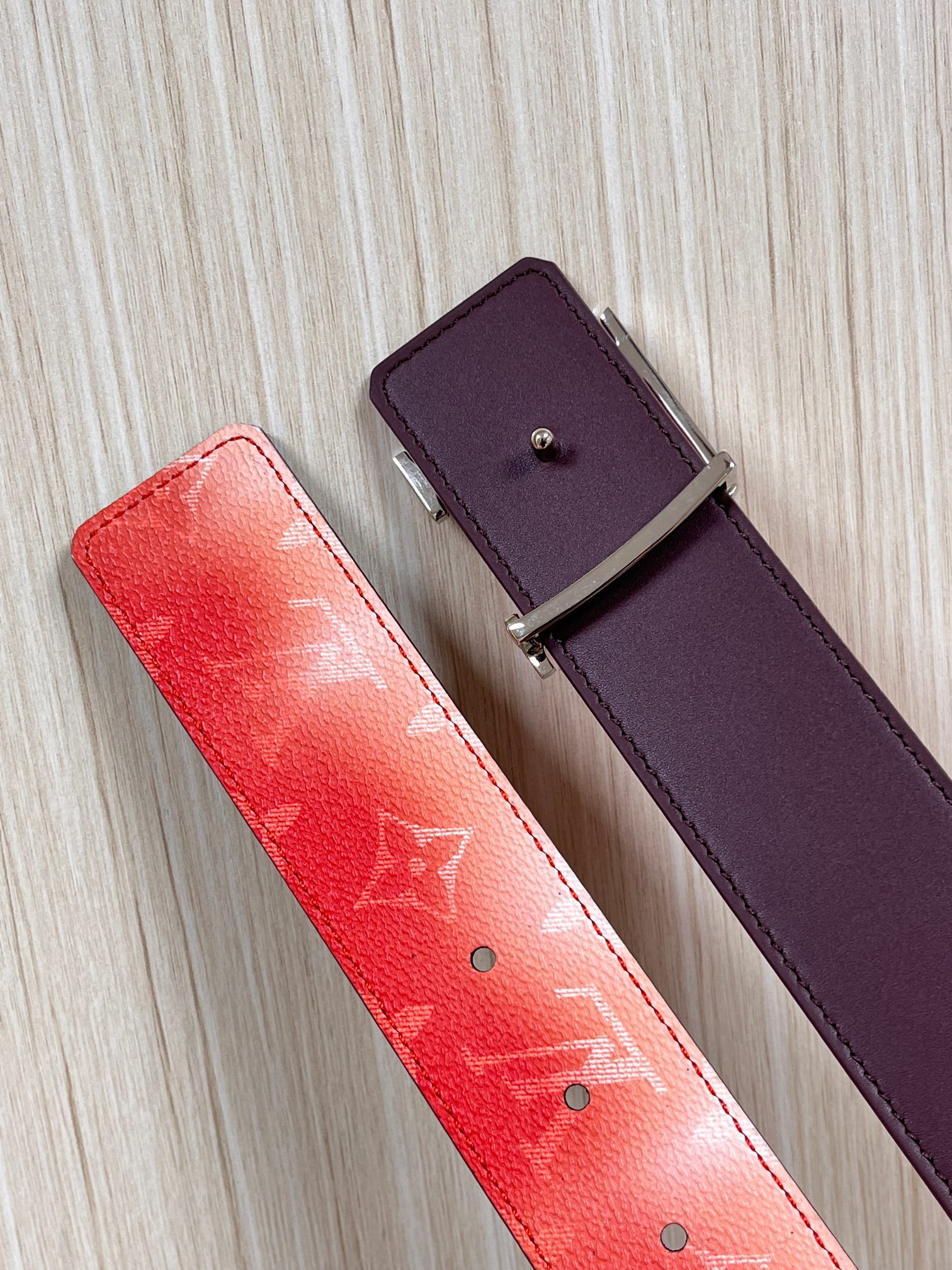 当季新款，双面设计，一腰带两风格- 正面：采用标志性Monogram老花图案，搭配棕褐渐变褪色笔触，灵感