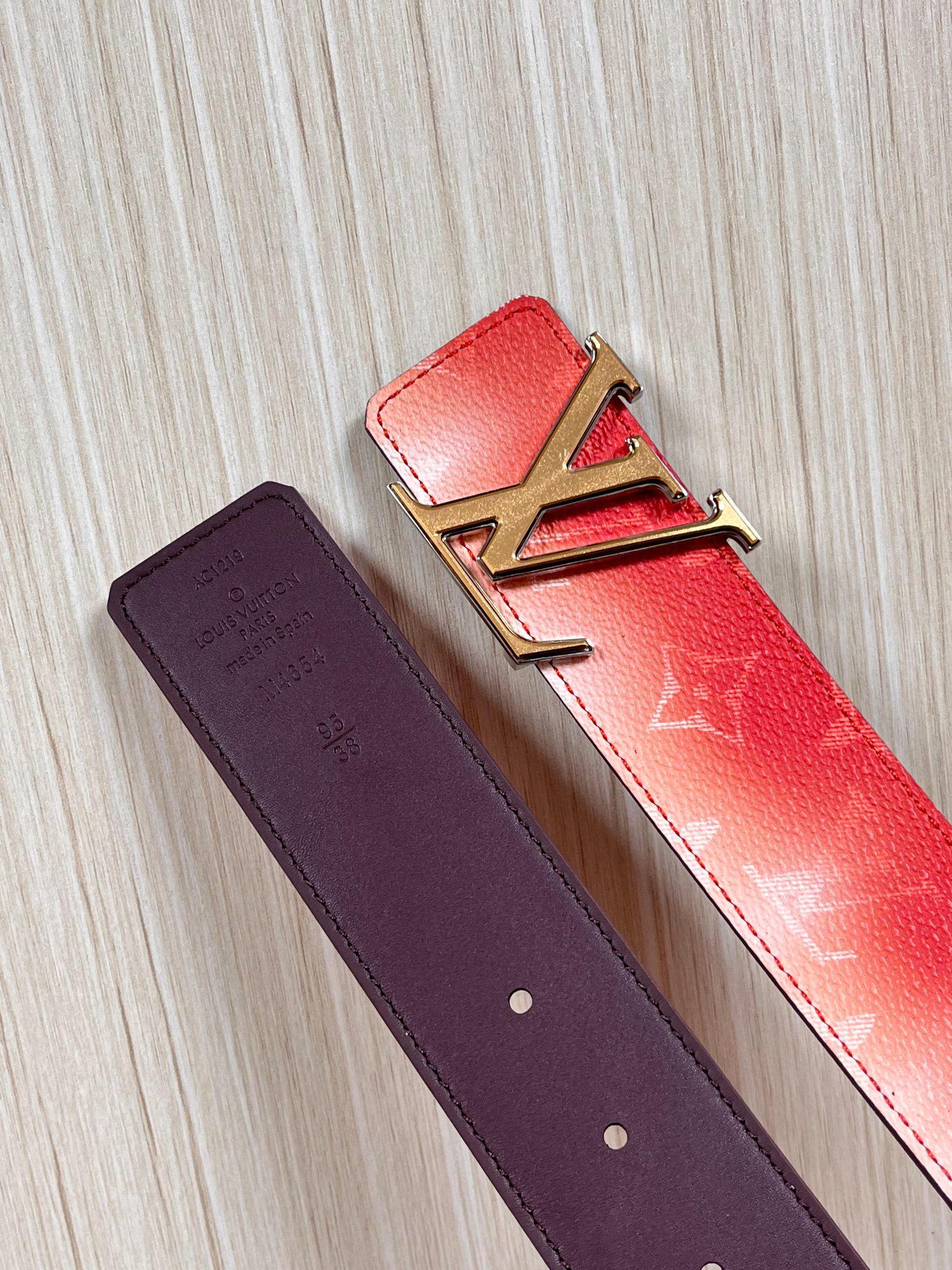 当季新款，双面设计，一腰带两风格- 正面：采用标志性Monogram老花图案，搭配棕褐渐变褪色笔触，灵感