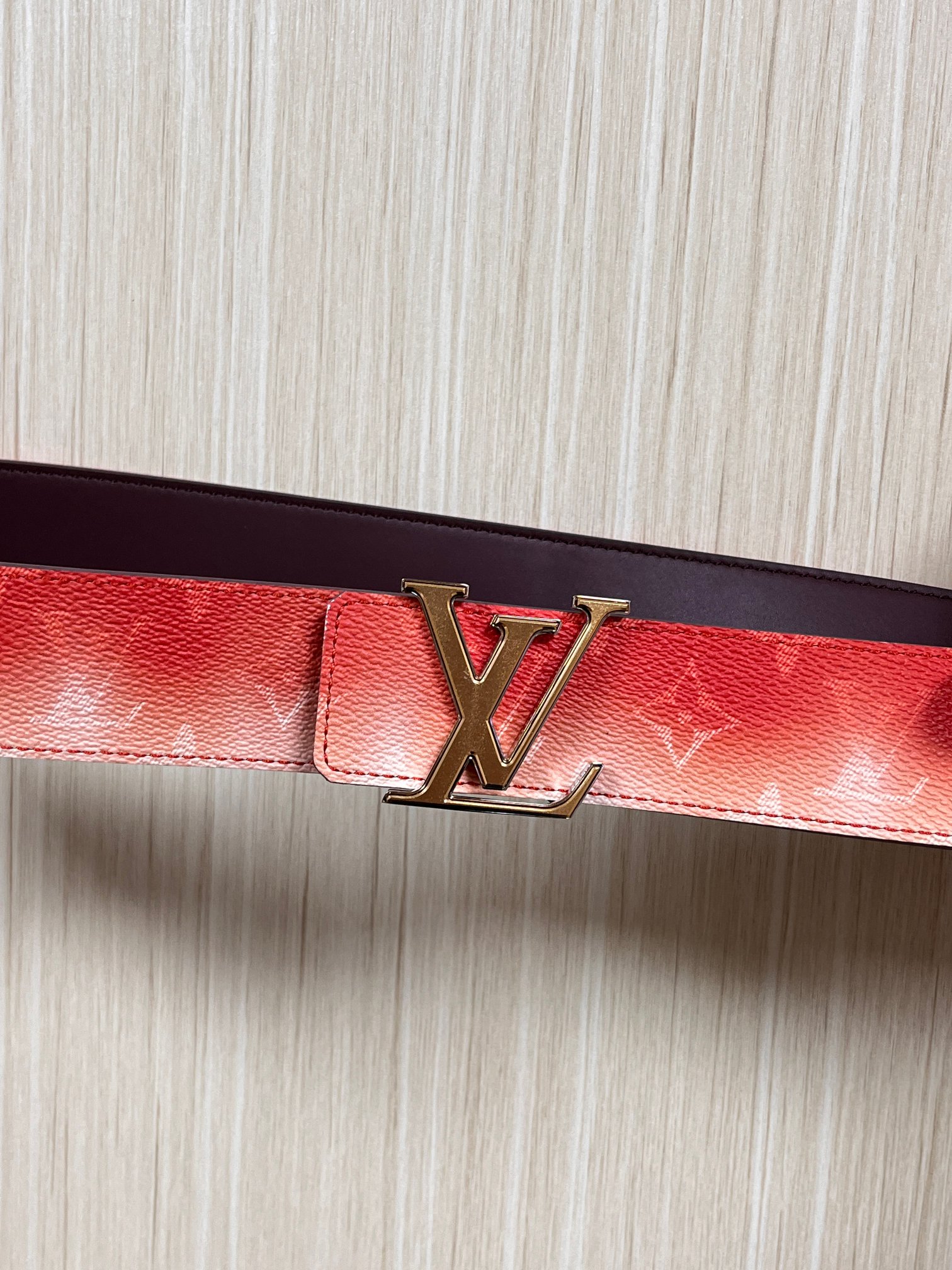 当季新款，双面设计，一腰带两风格- 正面：采用标志性Monogram老花图案，搭配棕褐渐变褪色笔触，灵感