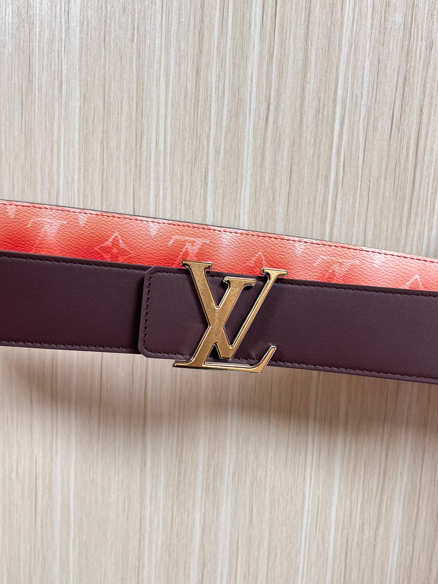 当季新款，双面设计，一腰带两风格- 正面：采用标志性Monogram老花图案，搭配棕褐渐变褪色笔触，灵感