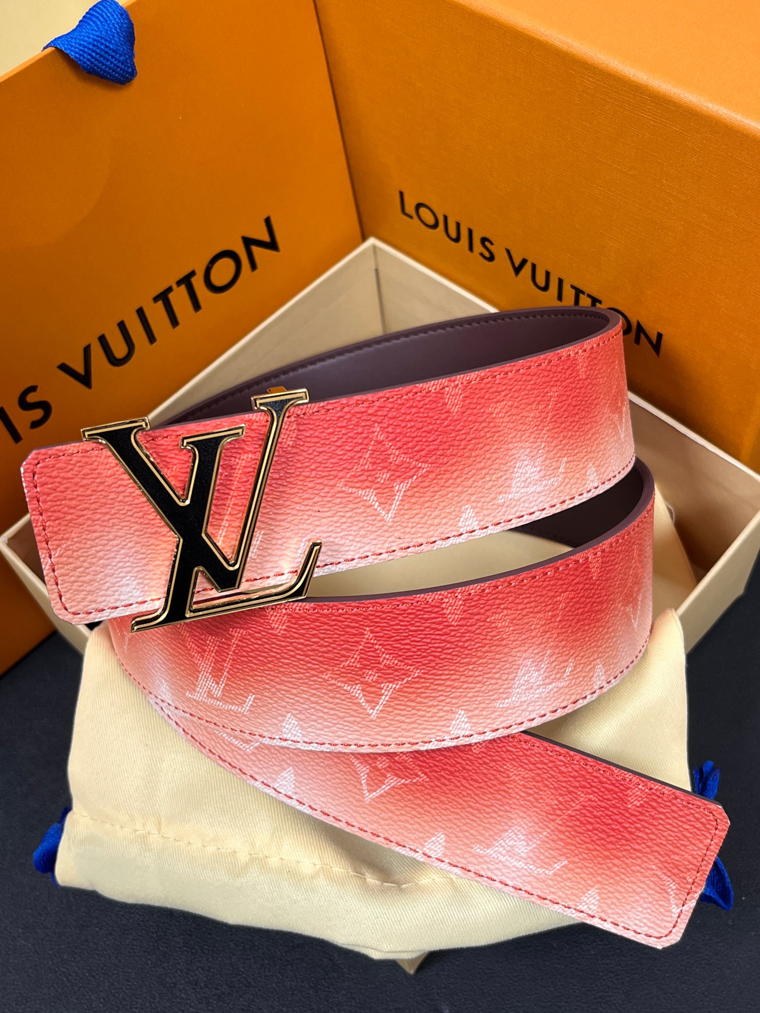 当季新款，双面设计，一腰带两风格- 正面：采用标志性Monogram老花图案，搭配棕褐渐变褪色笔触，灵感