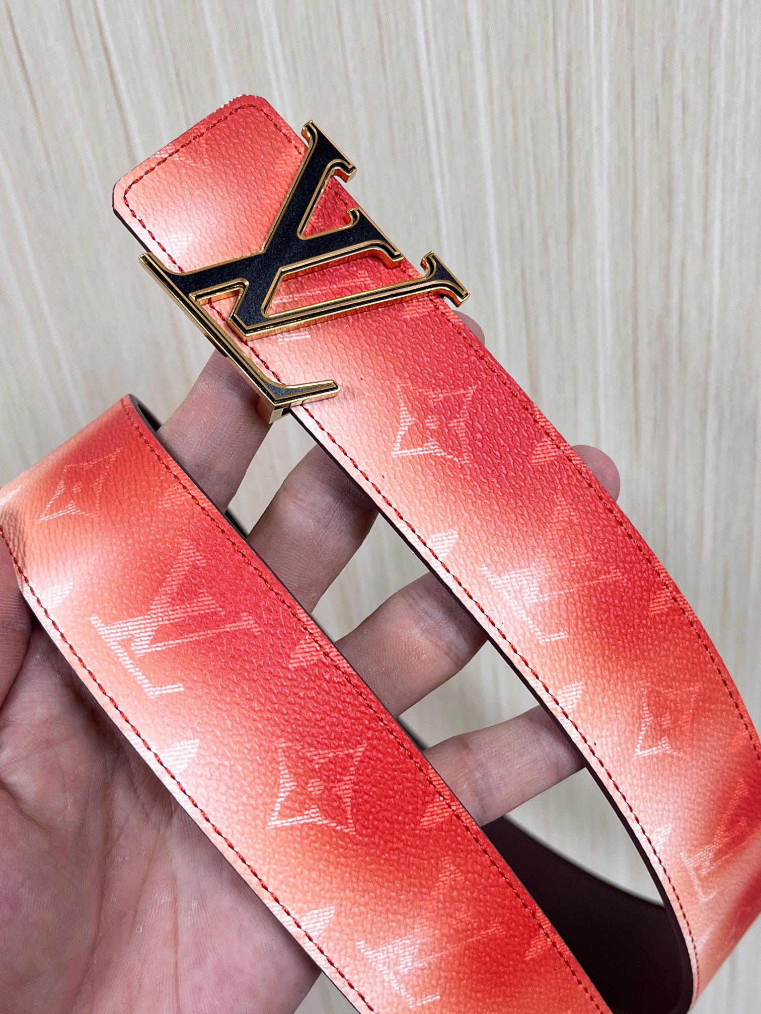 当季新款，双面设计，一腰带两风格- 正面：采用标志性Monogram老花图案，搭配棕褐渐变褪色笔触，灵感