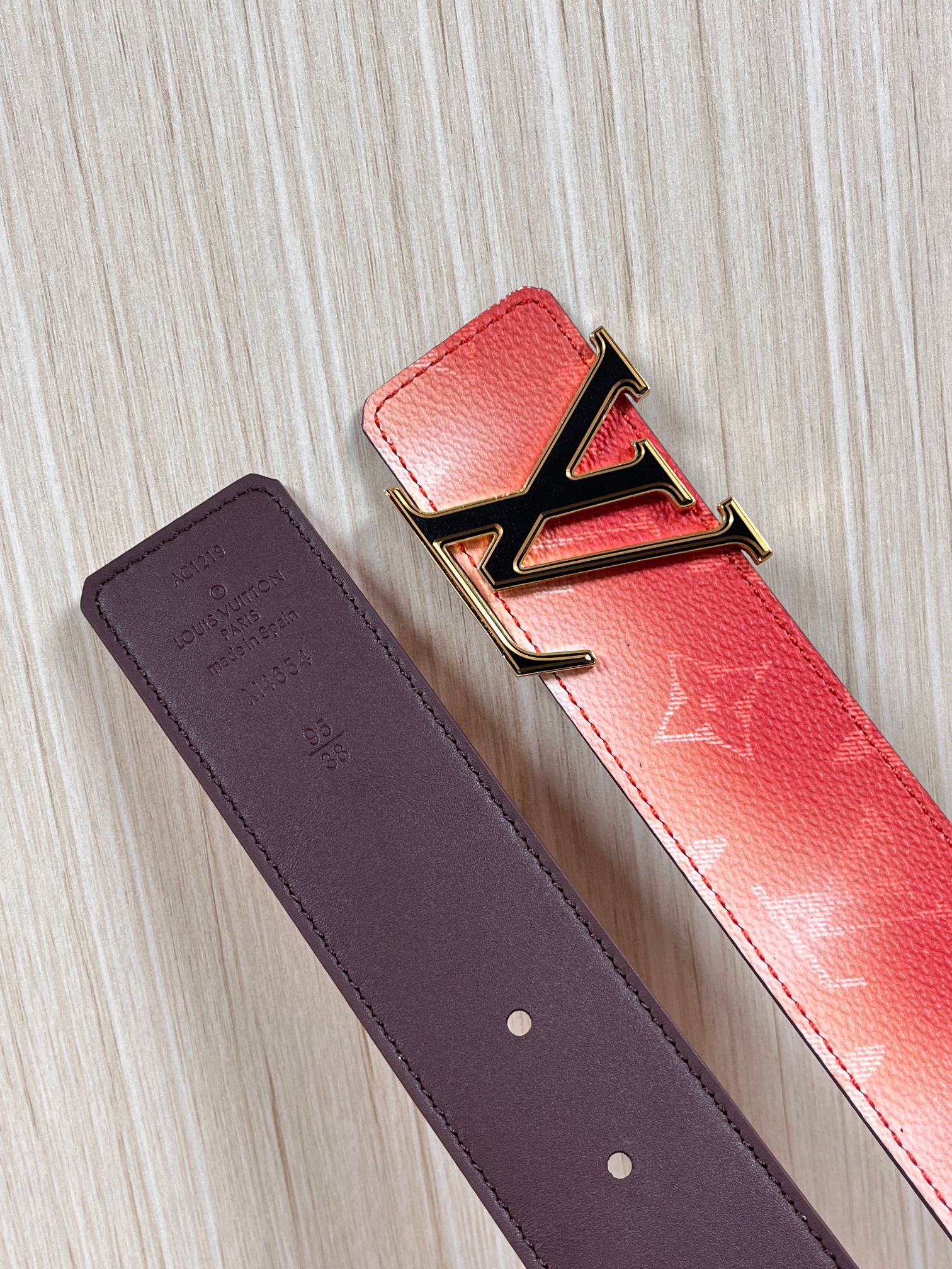 当季新款，双面设计，一腰带两风格- 正面：采用标志性Monogram老花图案，搭配棕褐渐变褪色笔触，灵感