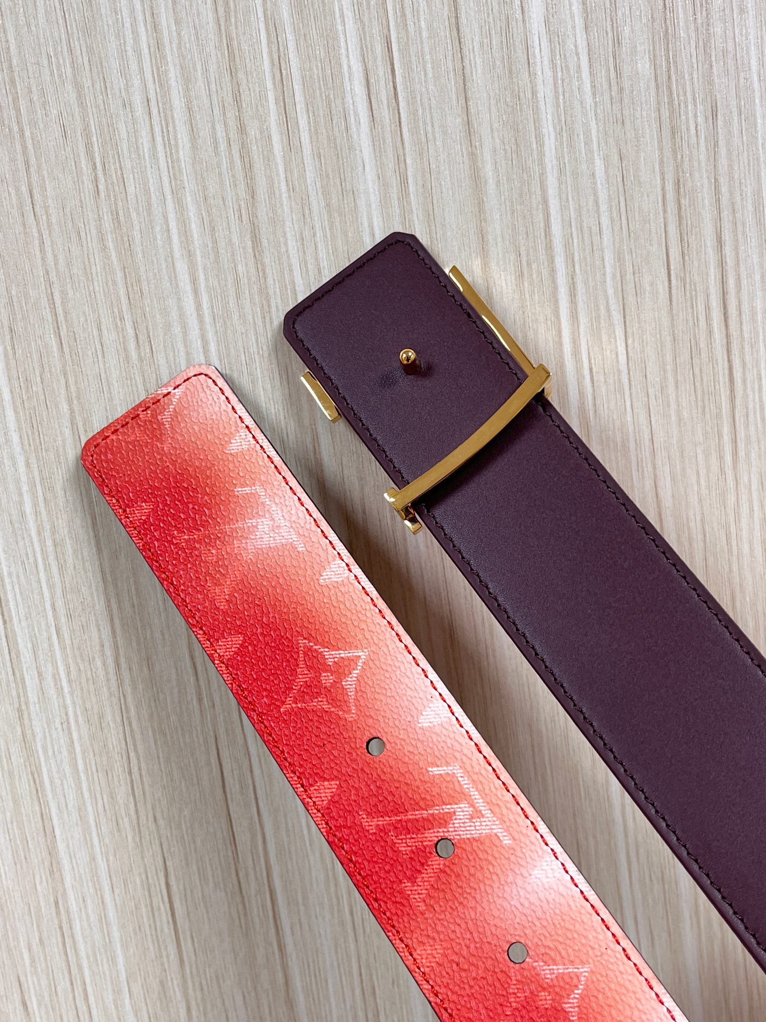 当季新款，双面设计，一腰带两风格- 正面：采用标志性Monogram老花图案，搭配棕褐渐变褪色笔触，灵感