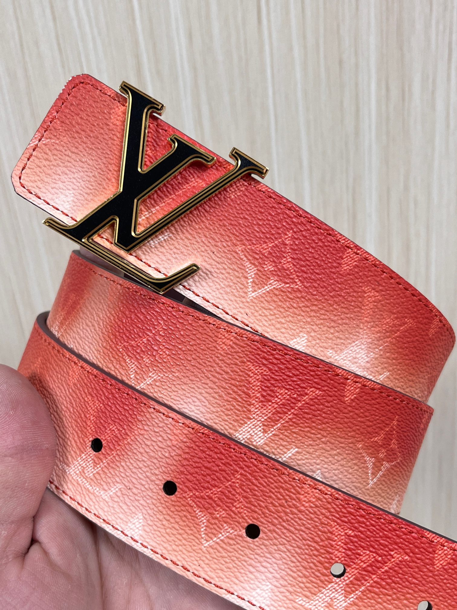 当季新款，双面设计，一腰带两风格- 正面：采用标志性Monogram老花图案，搭配棕褐渐变褪色笔触，灵感