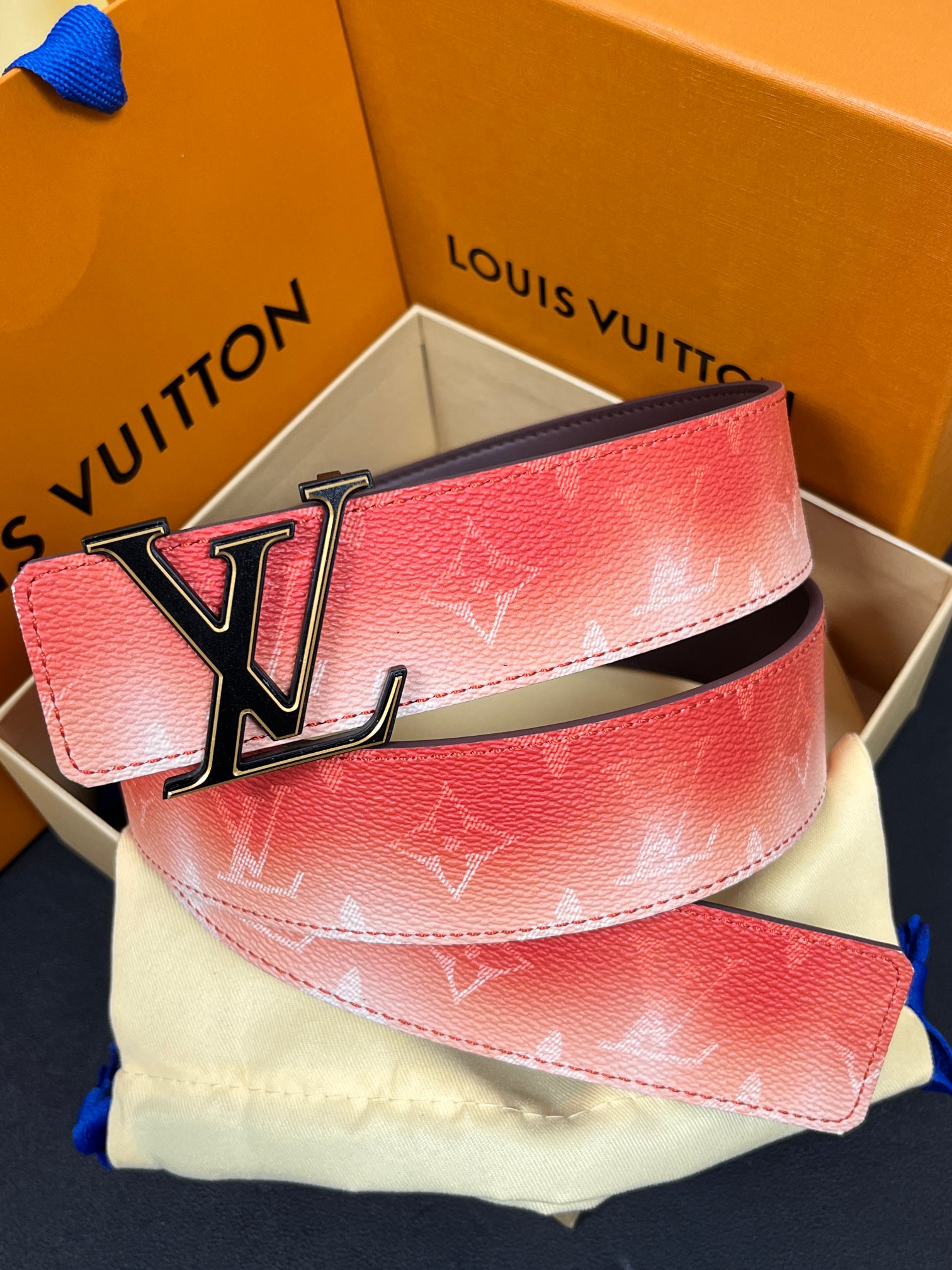 当季新款，双面设计，一腰带两风格- 正面：采用标志性Monogram老花图案，搭配棕褐渐变褪色笔触，灵感