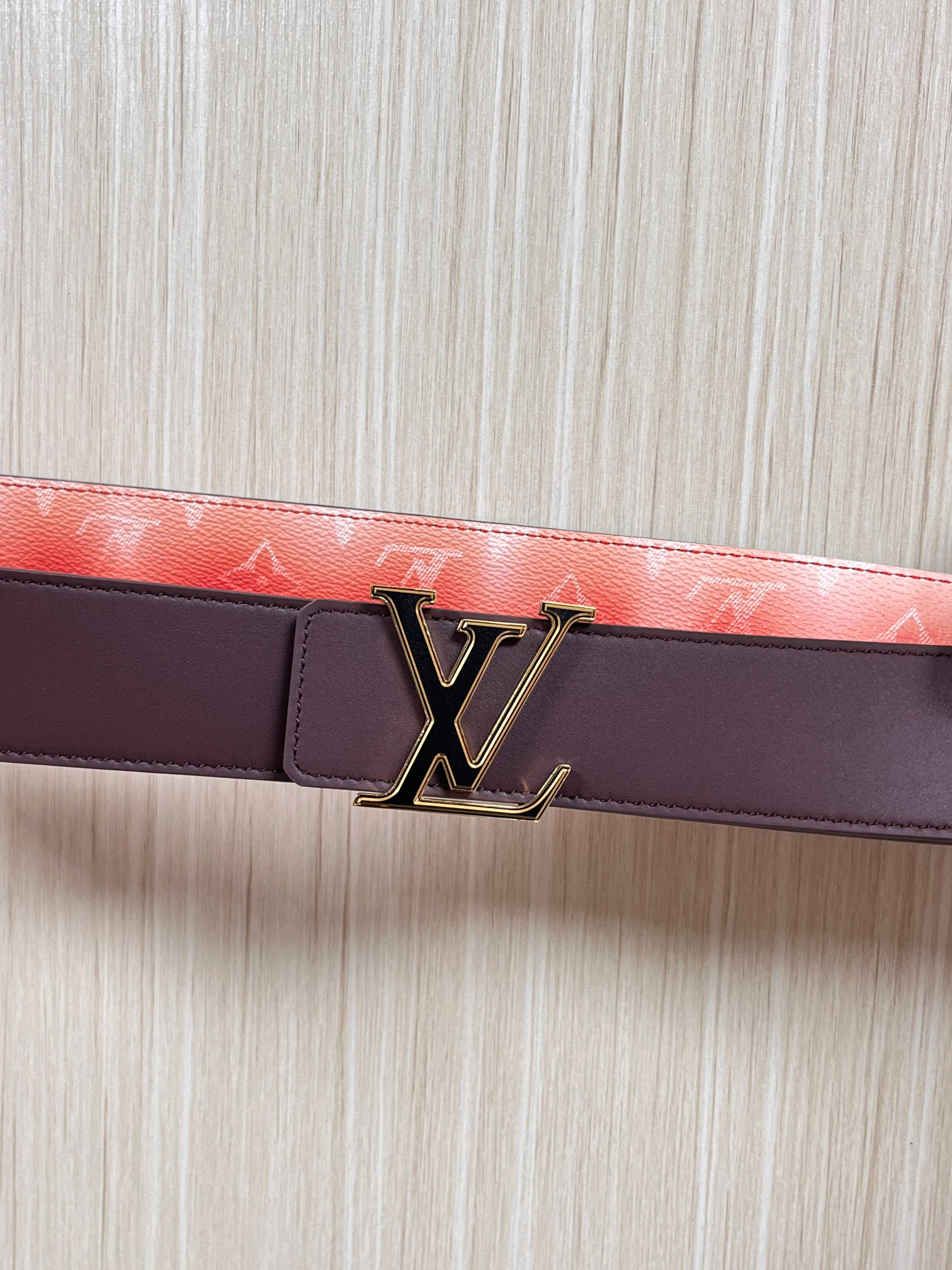 当季新款，双面设计，一腰带两风格- 正面：采用标志性Monogram老花图案，搭配棕褐渐变褪色笔触，灵感