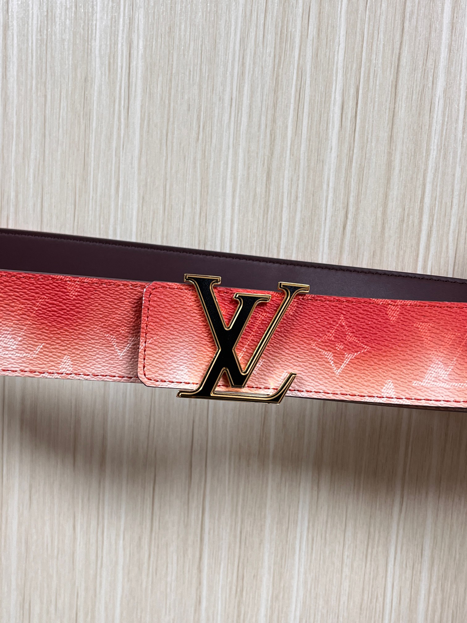 当季新款，双面设计，一腰带两风格- 正面：采用标志性Monogram老花图案，搭配棕褐渐变褪色笔触，灵感