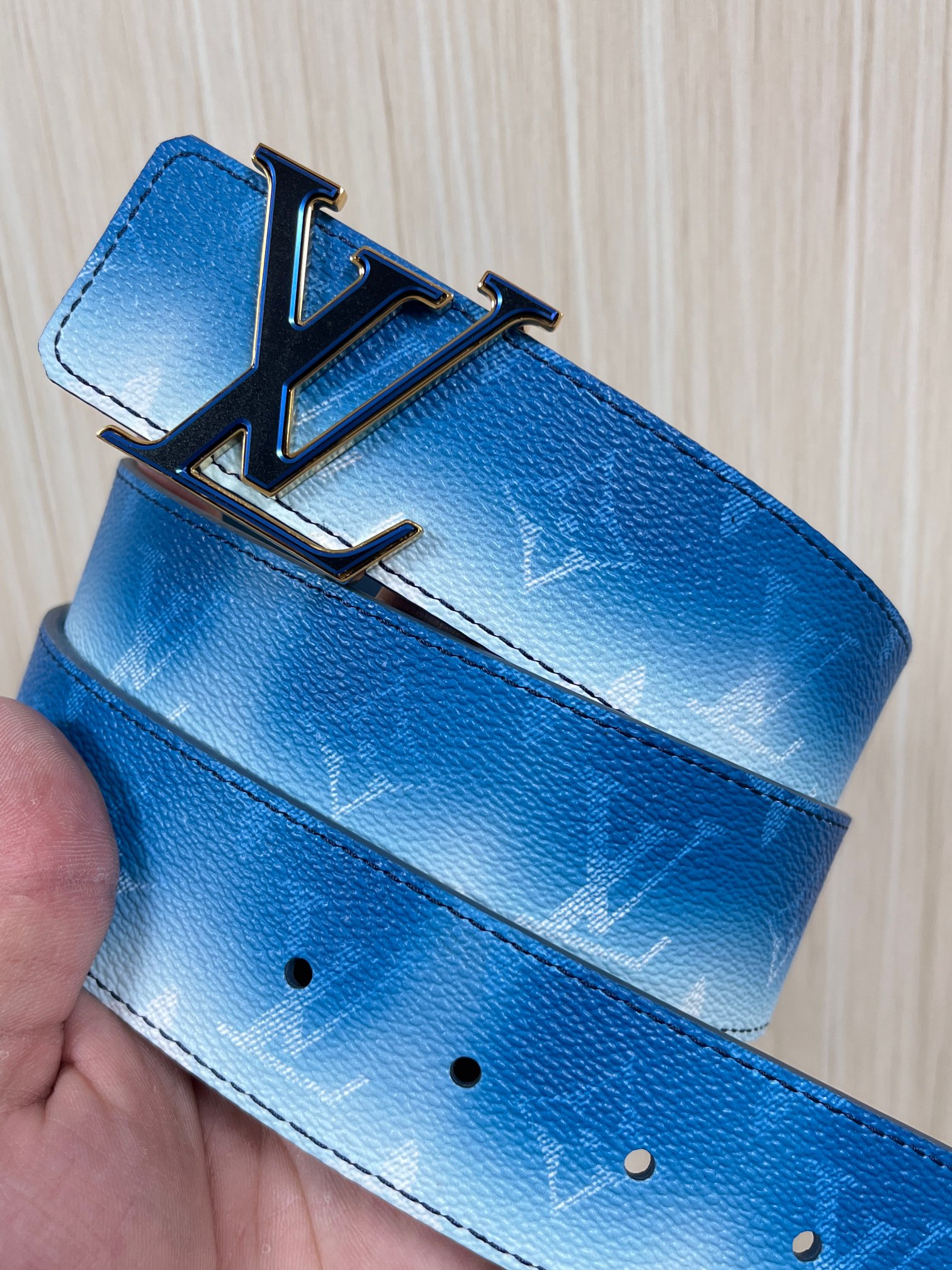 当季新款，双面设计，一腰带两风格- 正面：采用标志性Monogram老花图案，搭配蓝白渐变褪色笔触，灵感