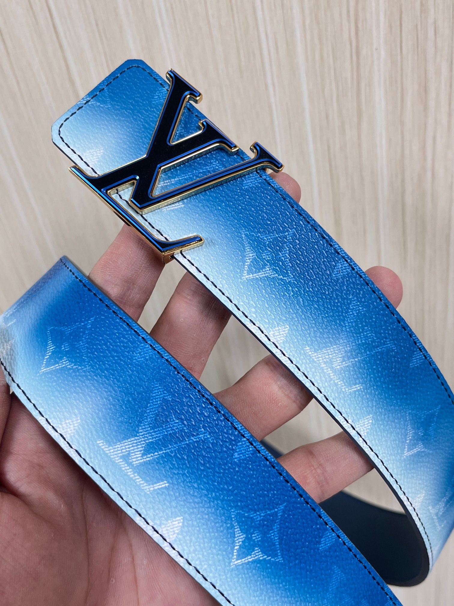 当季新款，双面设计，一腰带两风格- 正面：采用标志性Monogram老花图案，搭配蓝白渐变褪色笔触，灵感