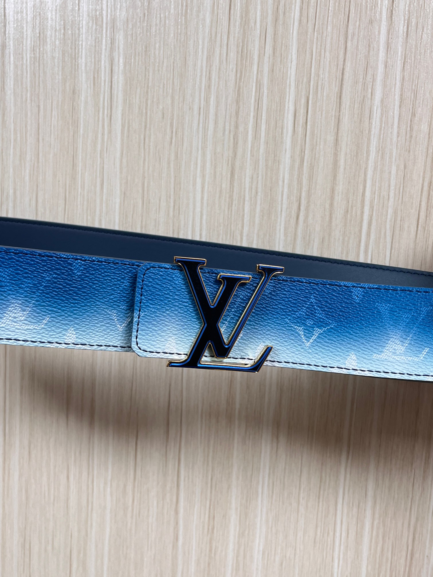 当季新款，双面设计，一腰带两风格- 正面：采用标志性Monogram老花图案，搭配蓝白渐变褪色笔触，灵感