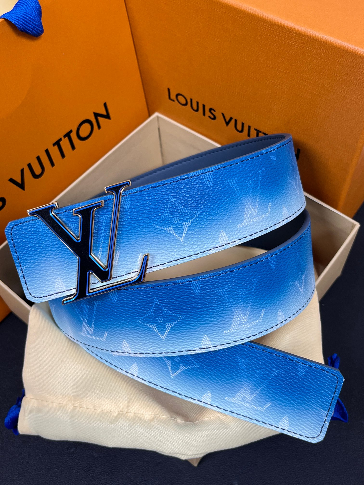 当季新款，双面设计，一腰带两风格- 正面：采用标志性Monogram老花图案，搭配蓝白渐变褪色笔触，灵感