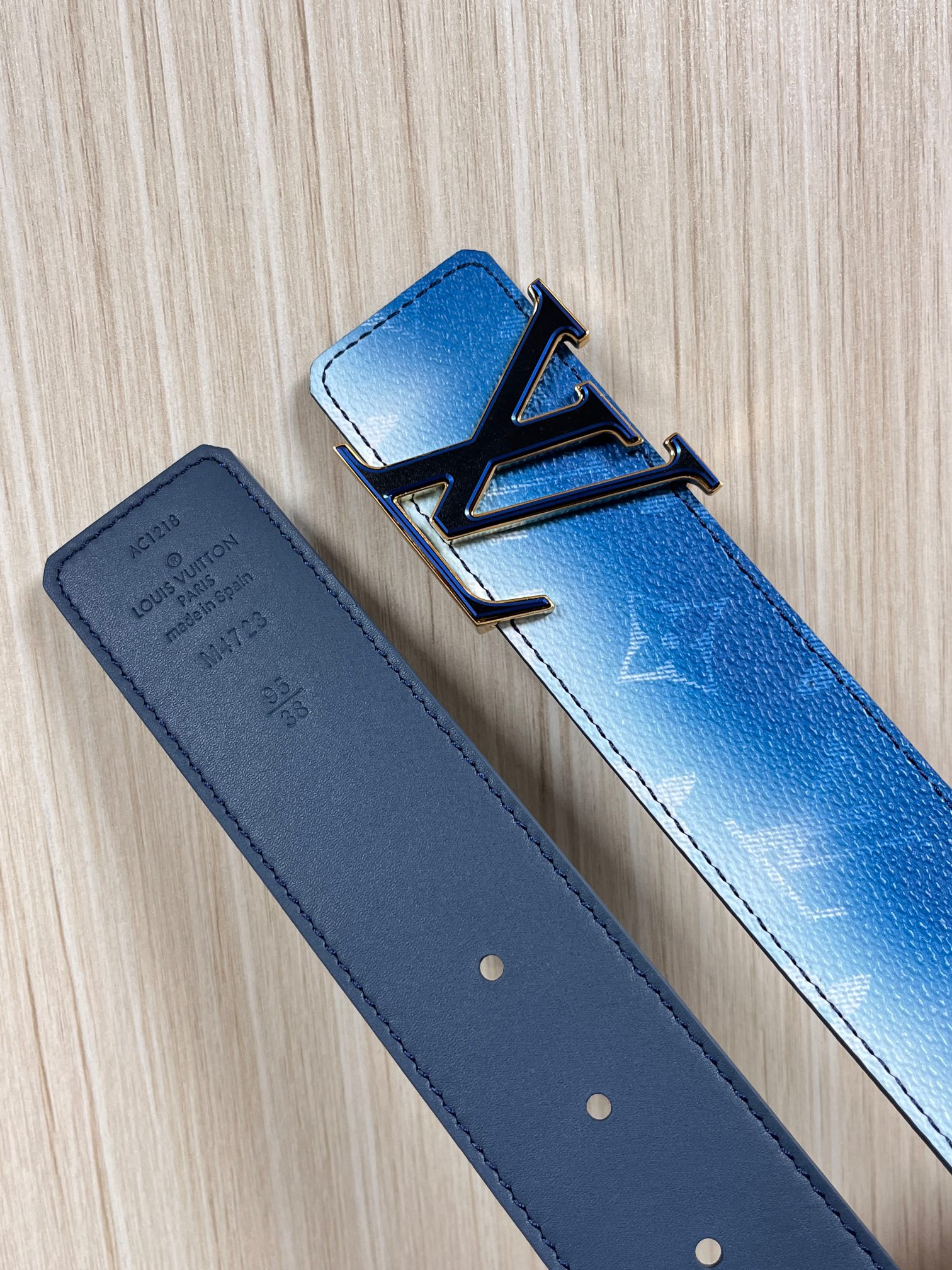 当季新款，双面设计，一腰带两风格- 正面：采用标志性Monogram老花图案，搭配蓝白渐变褪色笔触，灵感