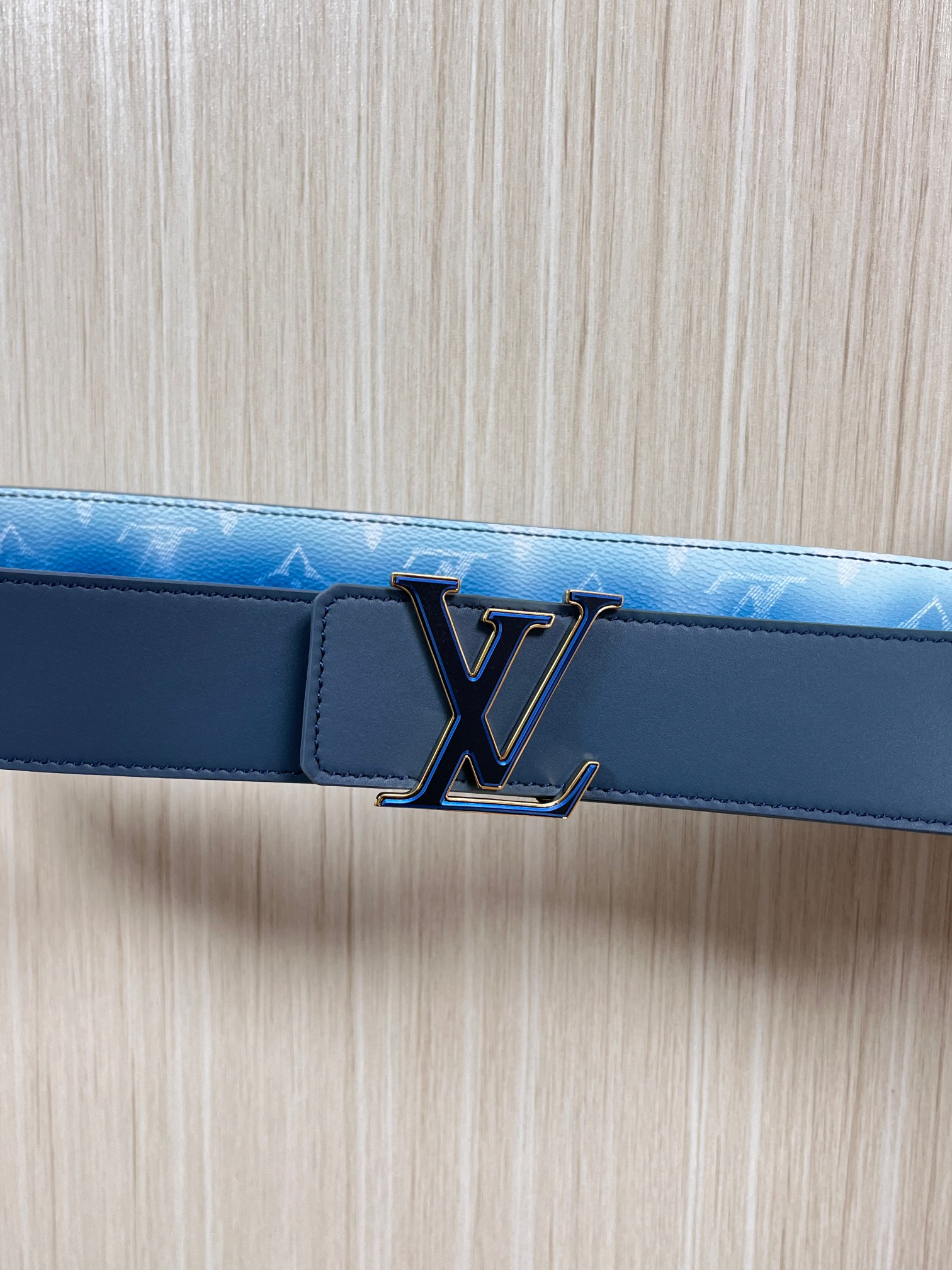 当季新款，双面设计，一腰带两风格- 正面：采用标志性Monogram老花图案，搭配蓝白渐变褪色笔触，灵感