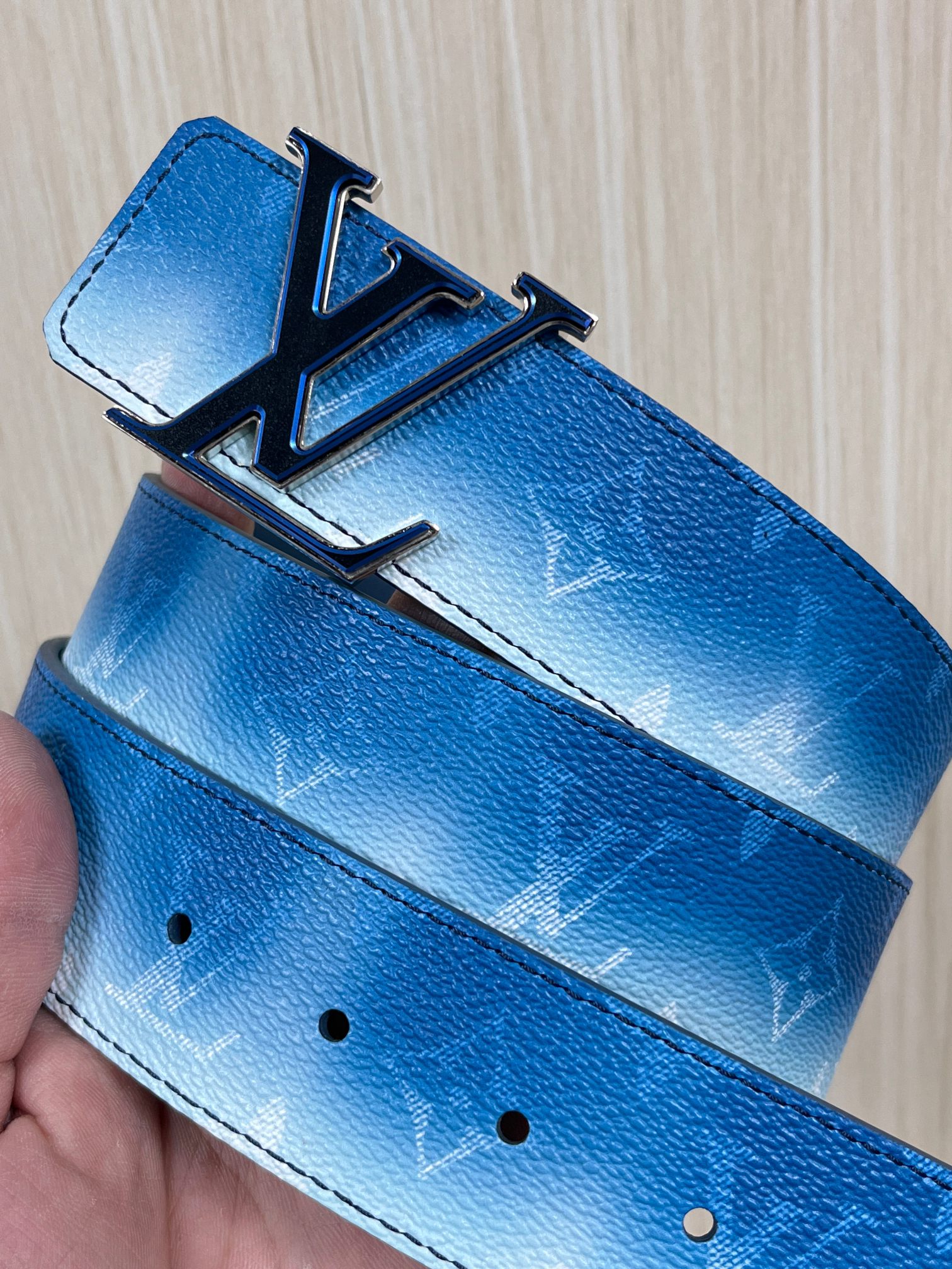 当季新款，双面设计，一腰带两风格- 正面：采用标志性Monogram老花图案，搭配蓝白渐变褪色笔触，灵感