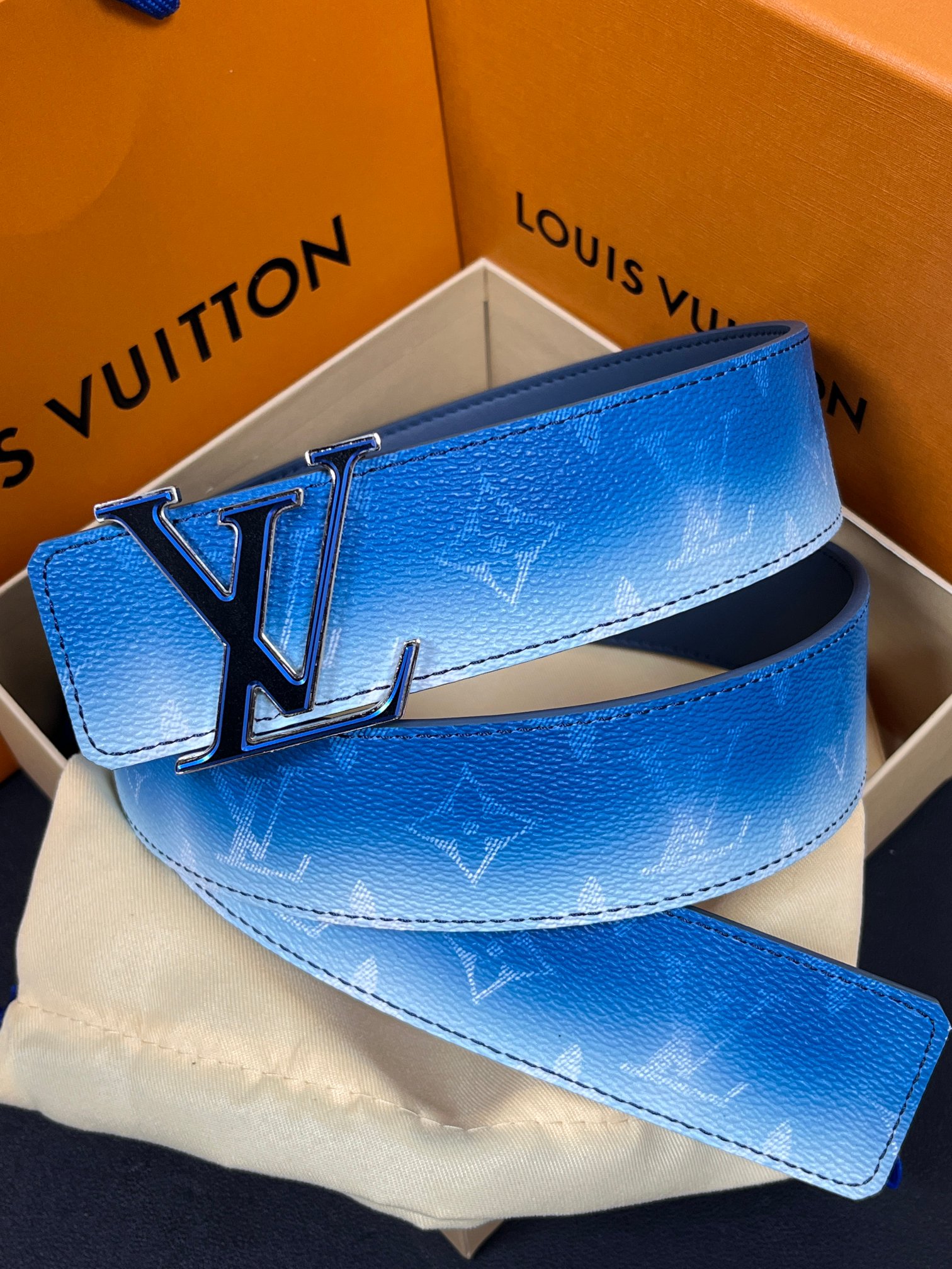 当季新款，双面设计，一腰带两风格- 正面：采用标志性Monogram老花图案，搭配蓝白渐变褪色笔触，灵感