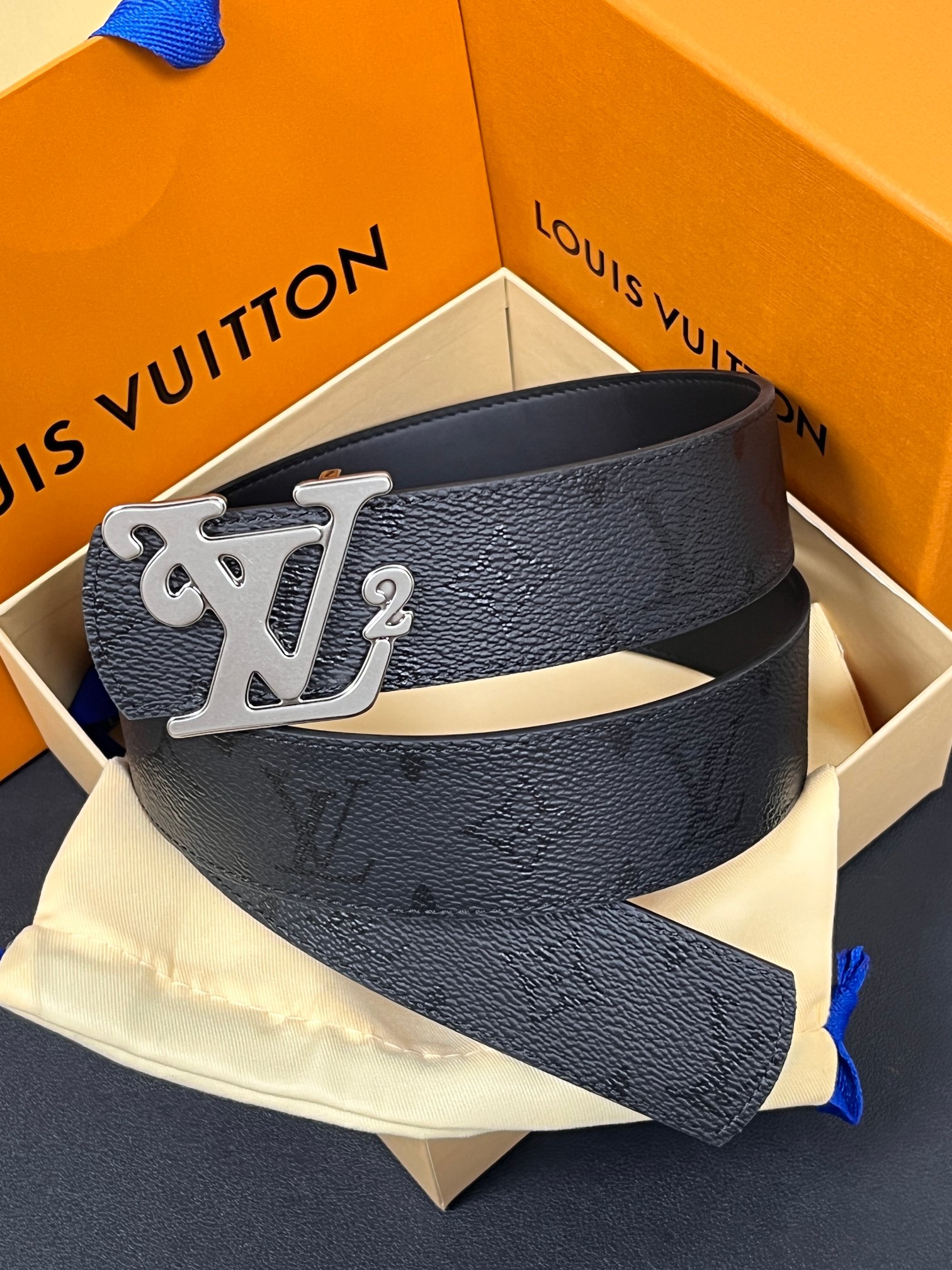 当季新款一腰带两穿：双面设计，一面哑光灰花花休闲，一面纯黑商务，轻松适配通勤、休闲、正式等全场景，经典与