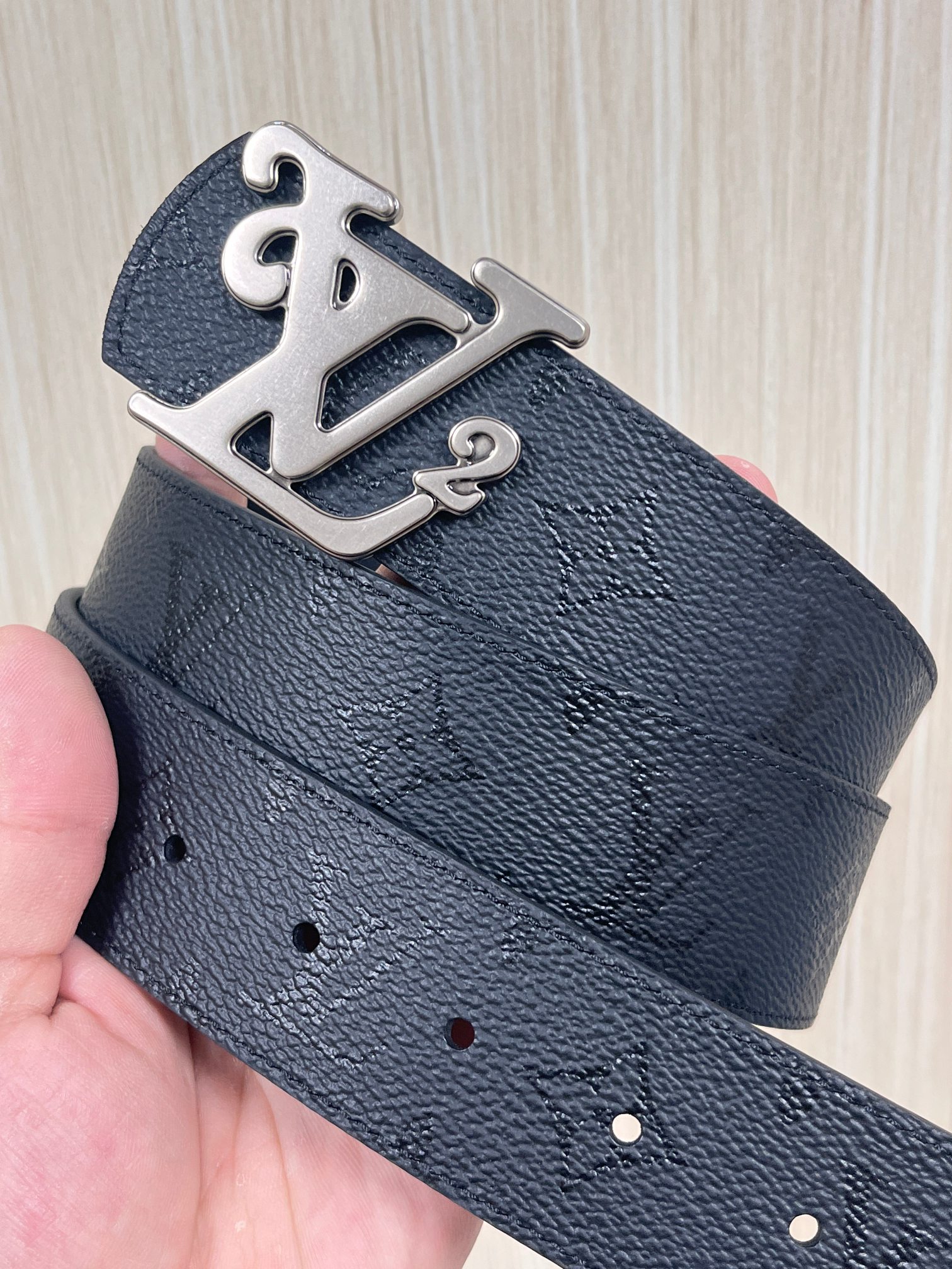 当季新款一腰带两穿：双面设计，一面哑光灰花花休闲，一面纯黑商务，轻松适配通勤、休闲、正式等全场景，经典与