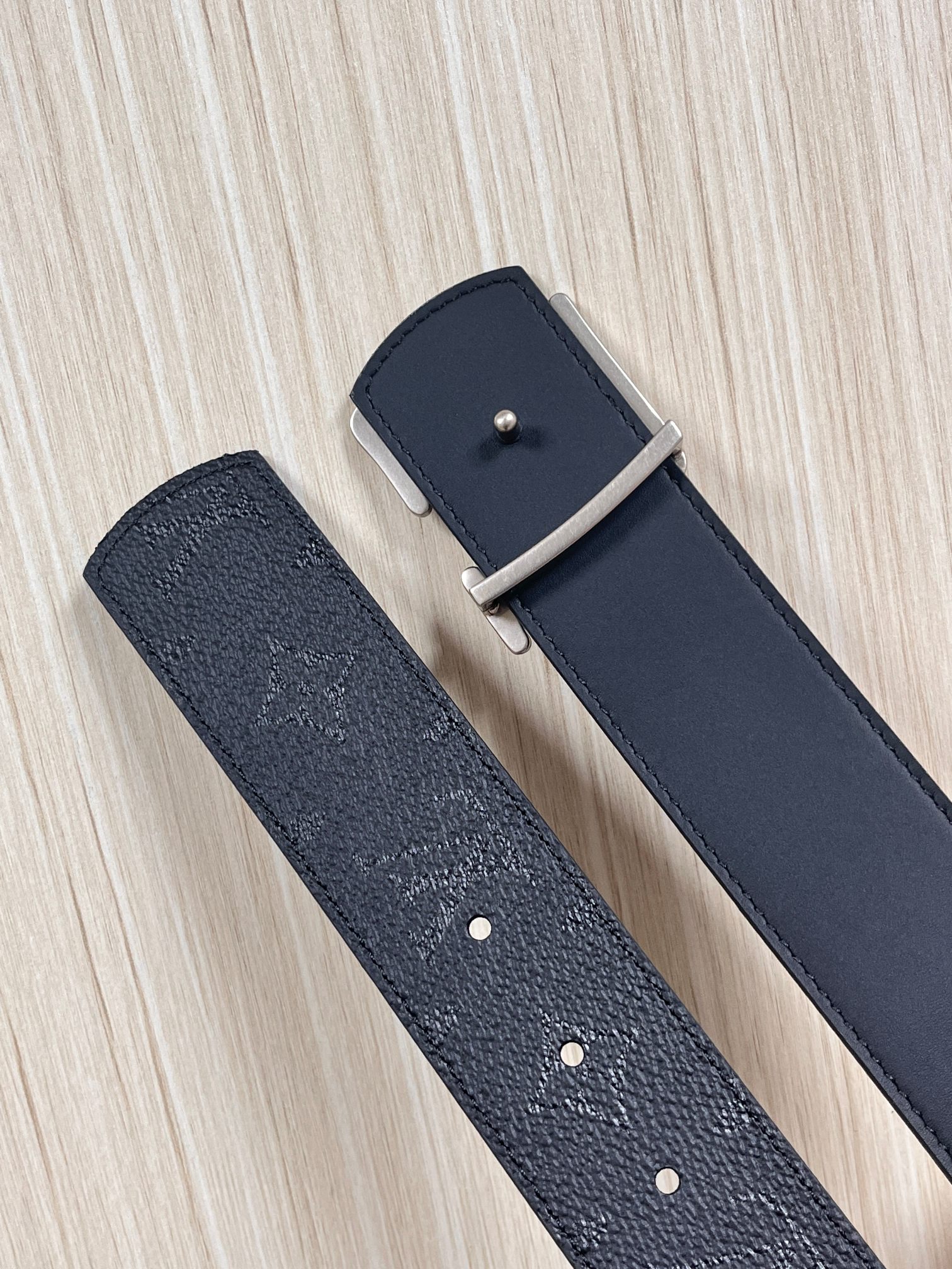 当季新款一腰带两穿：双面设计，一面哑光灰花花休闲，一面纯黑商务，轻松适配通勤、休闲、正式等全场景，经典与