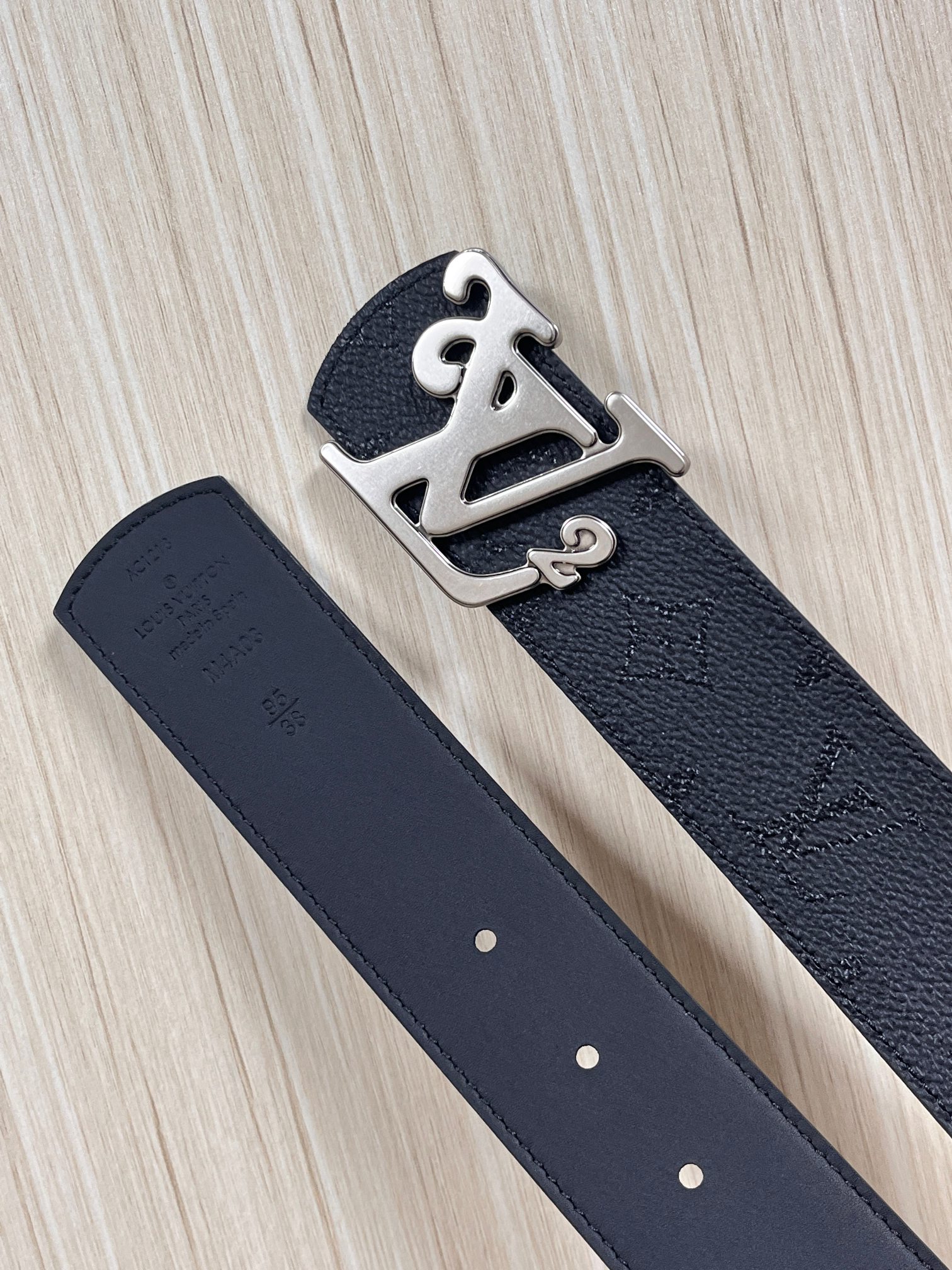 当季新款一腰带两穿：双面设计，一面哑光灰花花休闲，一面纯黑商务，轻松适配通勤、休闲、正式等全场景，经典与