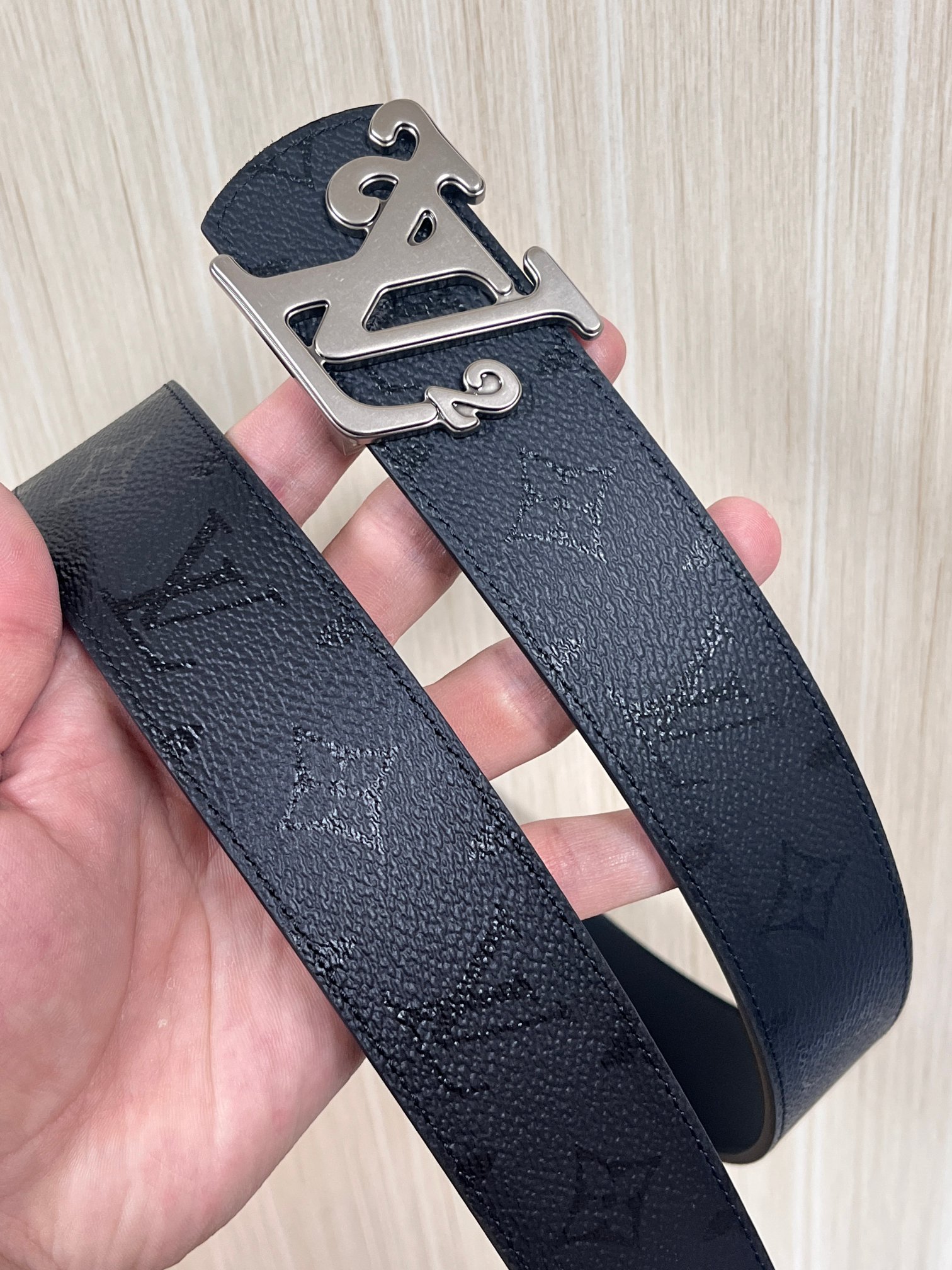 当季新款一腰带两穿：双面设计，一面哑光灰花花休闲，一面纯黑商务，轻松适配通勤、休闲、正式等全场景，经典与