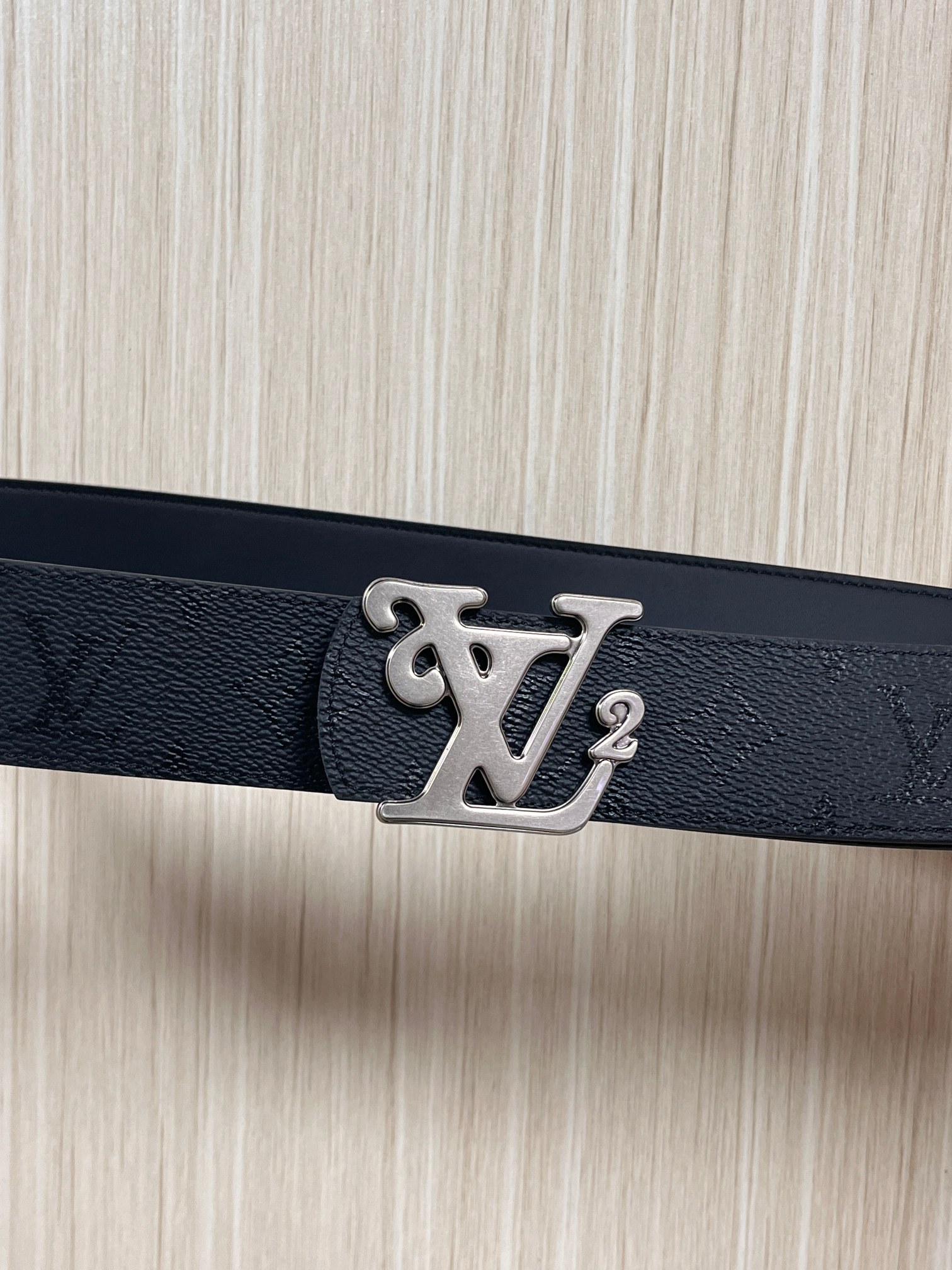 当季新款一腰带两穿：双面设计，一面哑光灰花花休闲，一面纯黑商务，轻松适配通勤、休闲、正式等全场景，经典与