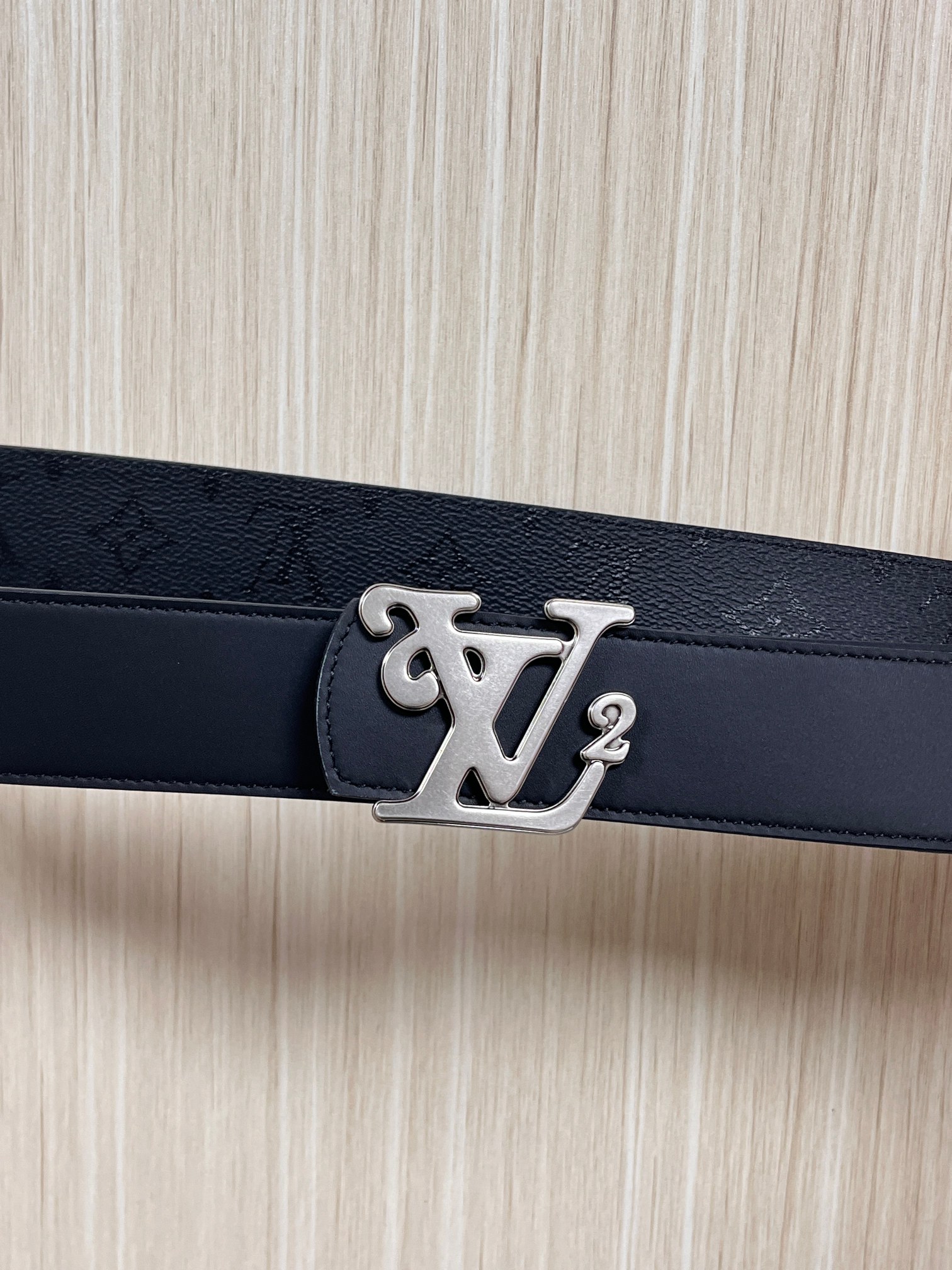 当季新款一腰带两穿：双面设计，一面哑光灰花花休闲，一面纯黑商务，轻松适配通勤、休闲、正式等全场景，经典与