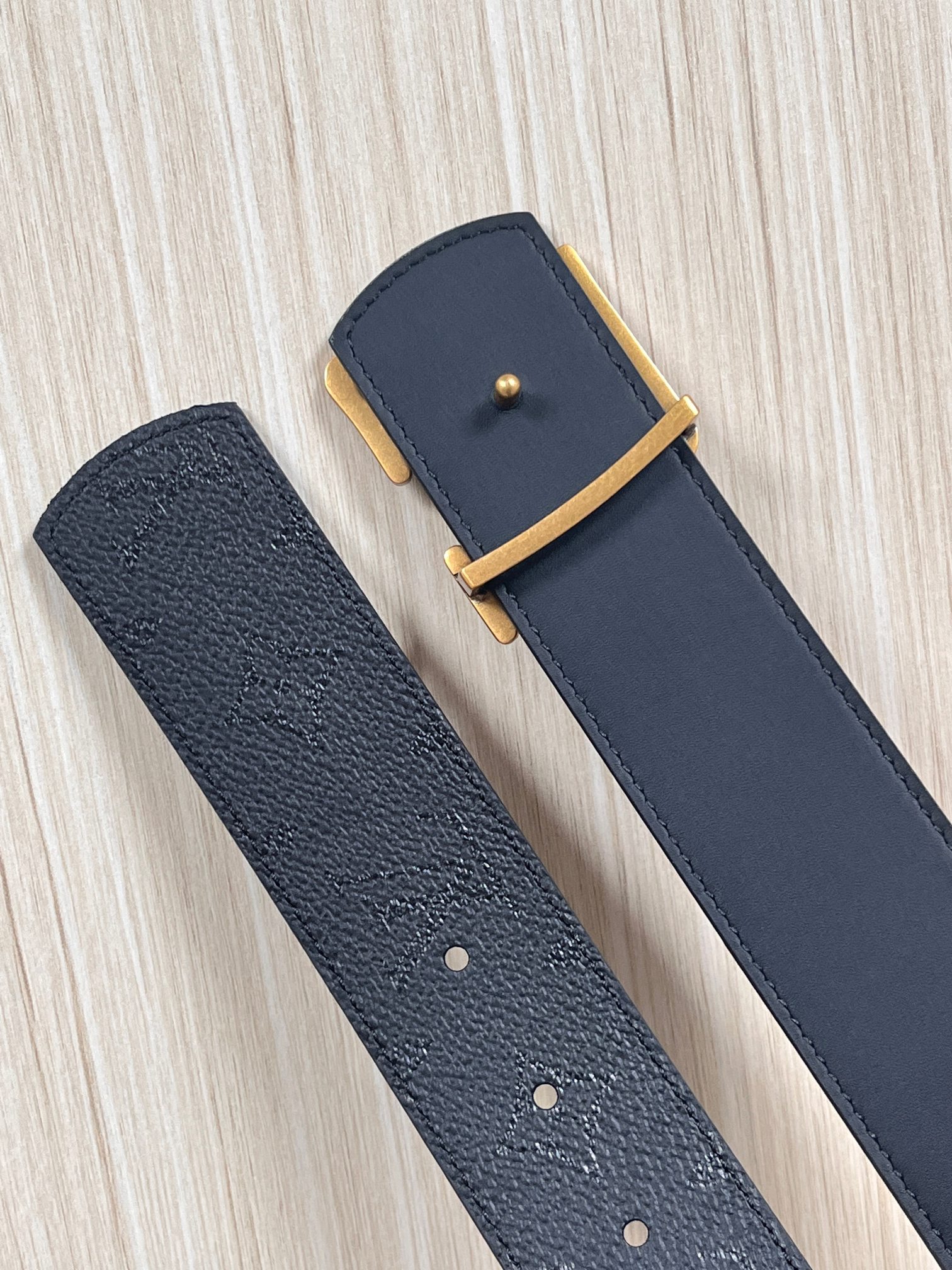 当季新款一腰带两穿：双面设计，一面哑光灰花花休闲，一面纯黑商务，轻松适配通勤、休闲、正式等全场景，经典与