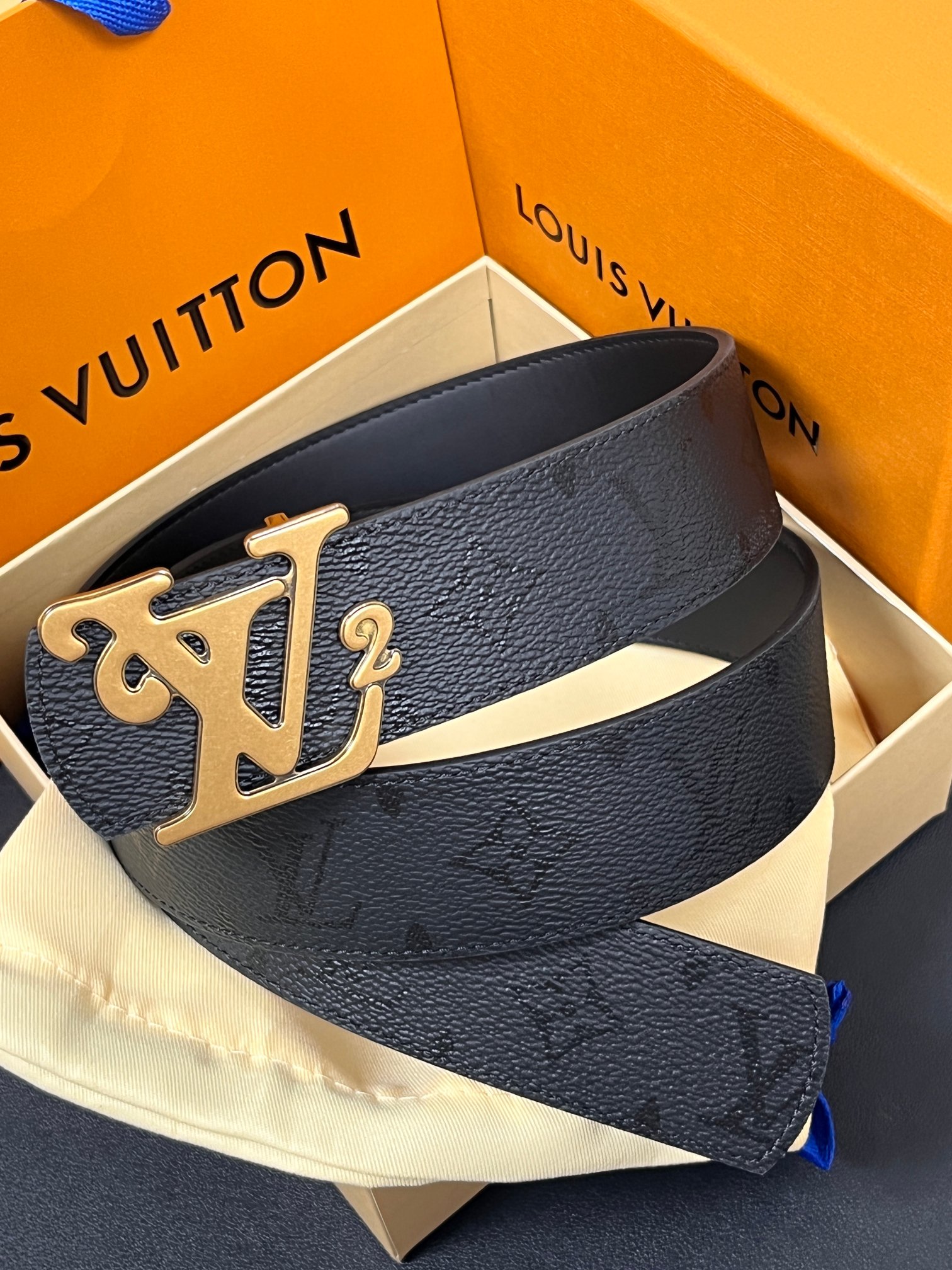 当季新款一腰带两穿：双面设计，一面哑光灰花花休闲，一面纯黑商务，轻松适配通勤、休闲、正式等全场景，经典与