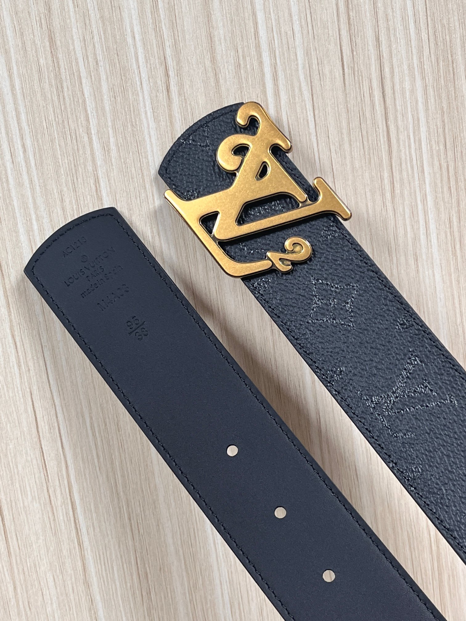 当季新款一腰带两穿：双面设计，一面哑光灰花花休闲，一面纯黑商务，轻松适配通勤、休闲、正式等全场景，经典与