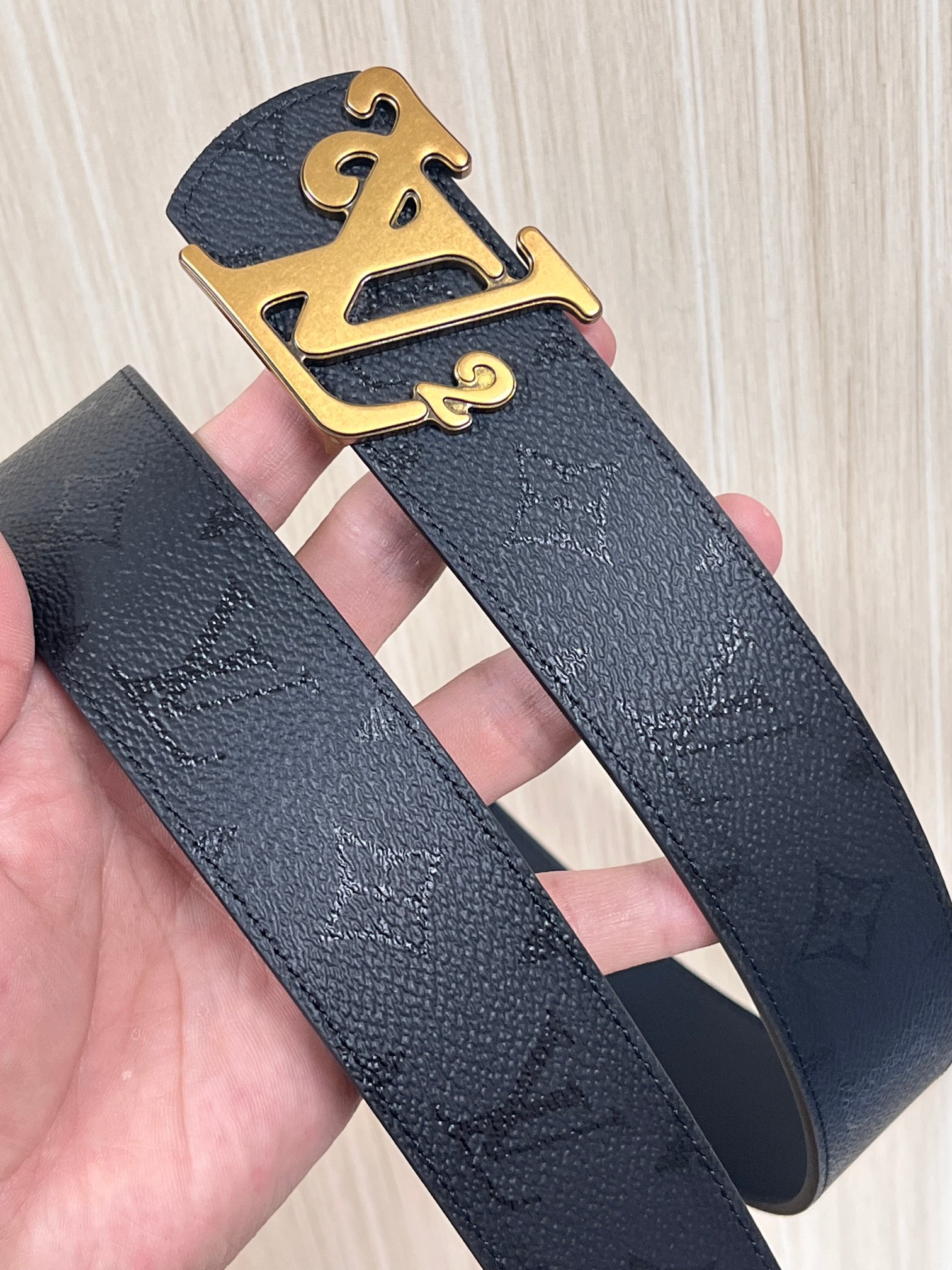 当季新款一腰带两穿：双面设计，一面哑光灰花花休闲，一面纯黑商务，轻松适配通勤、休闲、正式等全场景，经典与